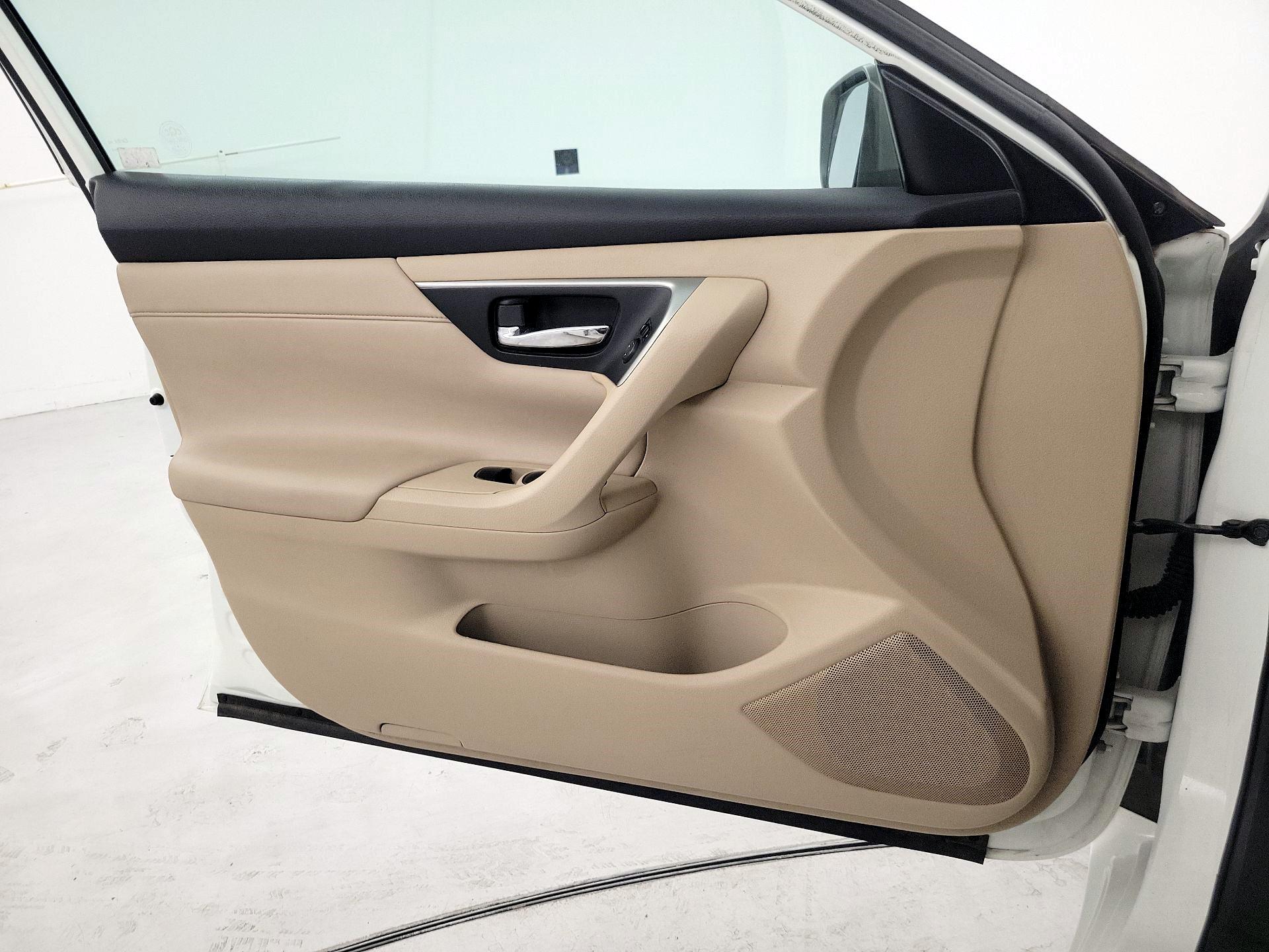 Thumbnail: 2015 Nissan Altima - 10