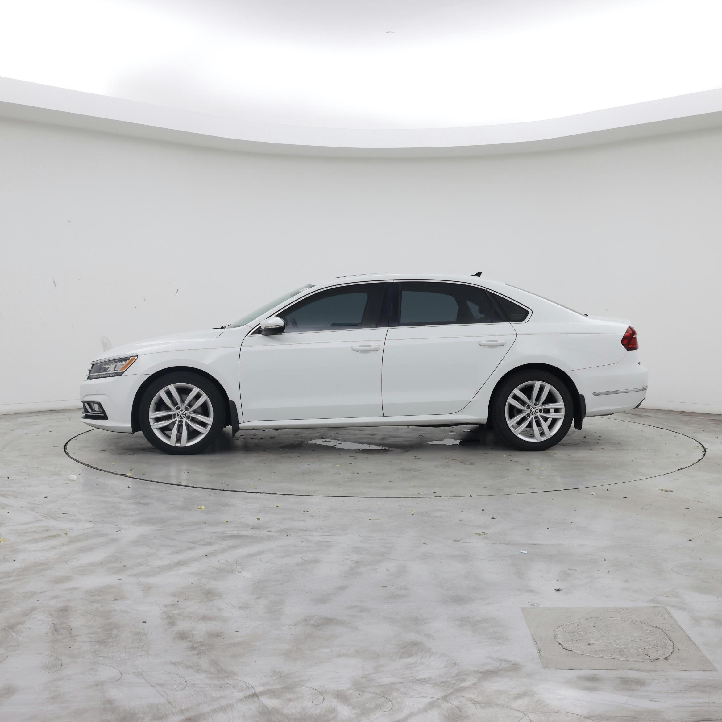 Thumbnail: 2018 Volkswagen Passat - 3