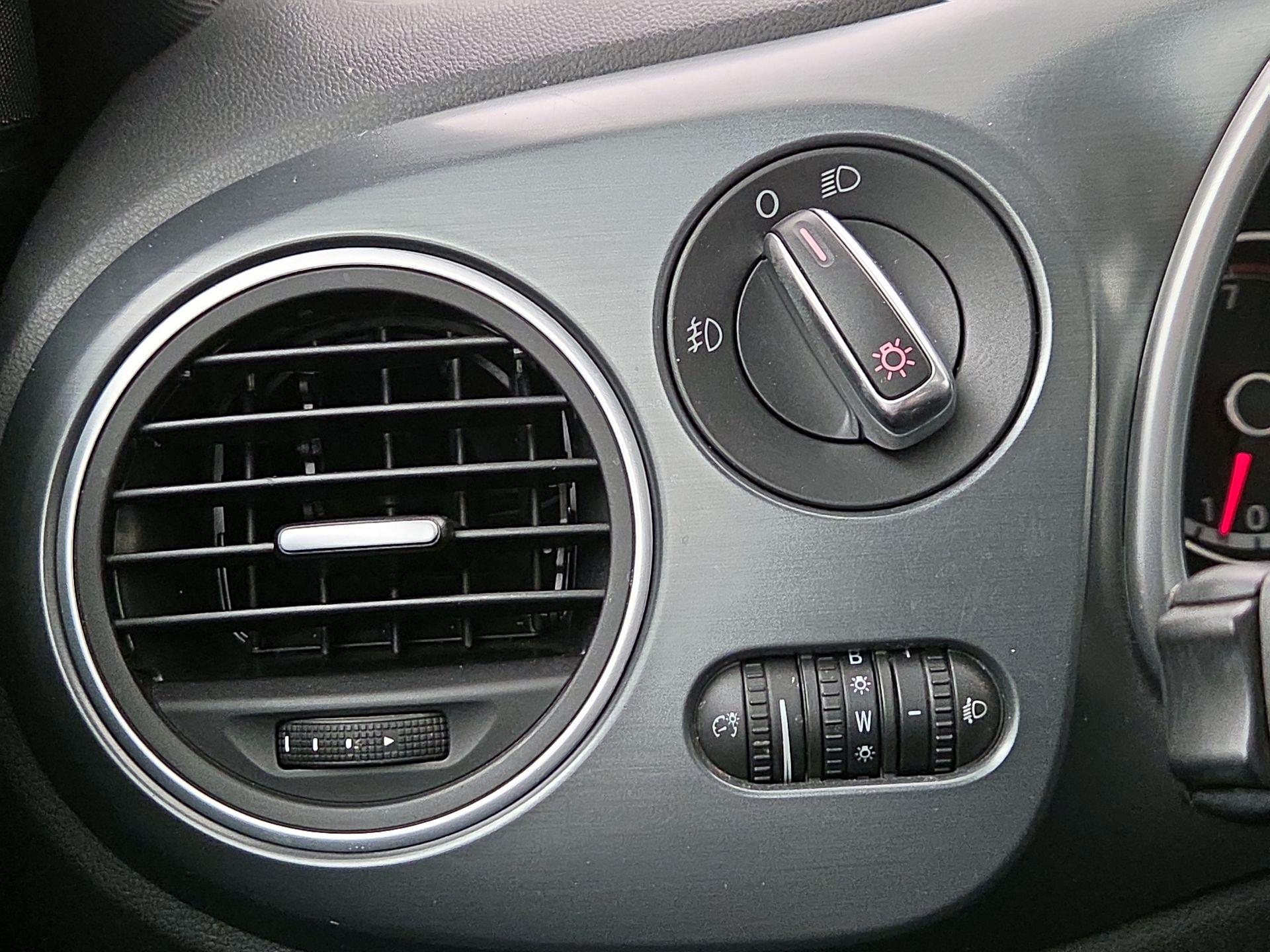 Thumbnail: 2014 Volkswagen Beetle - 13