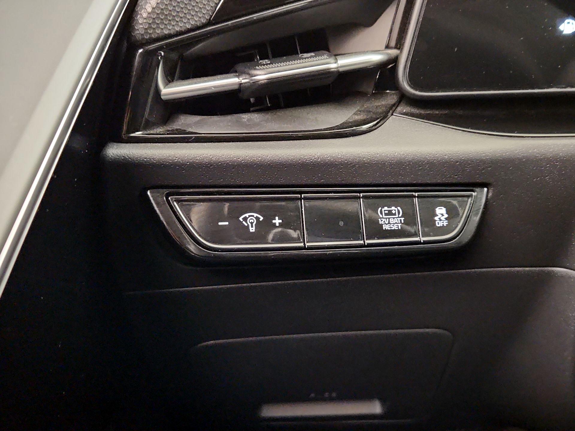 Thumbnail: 2023 Kia Niro - 13