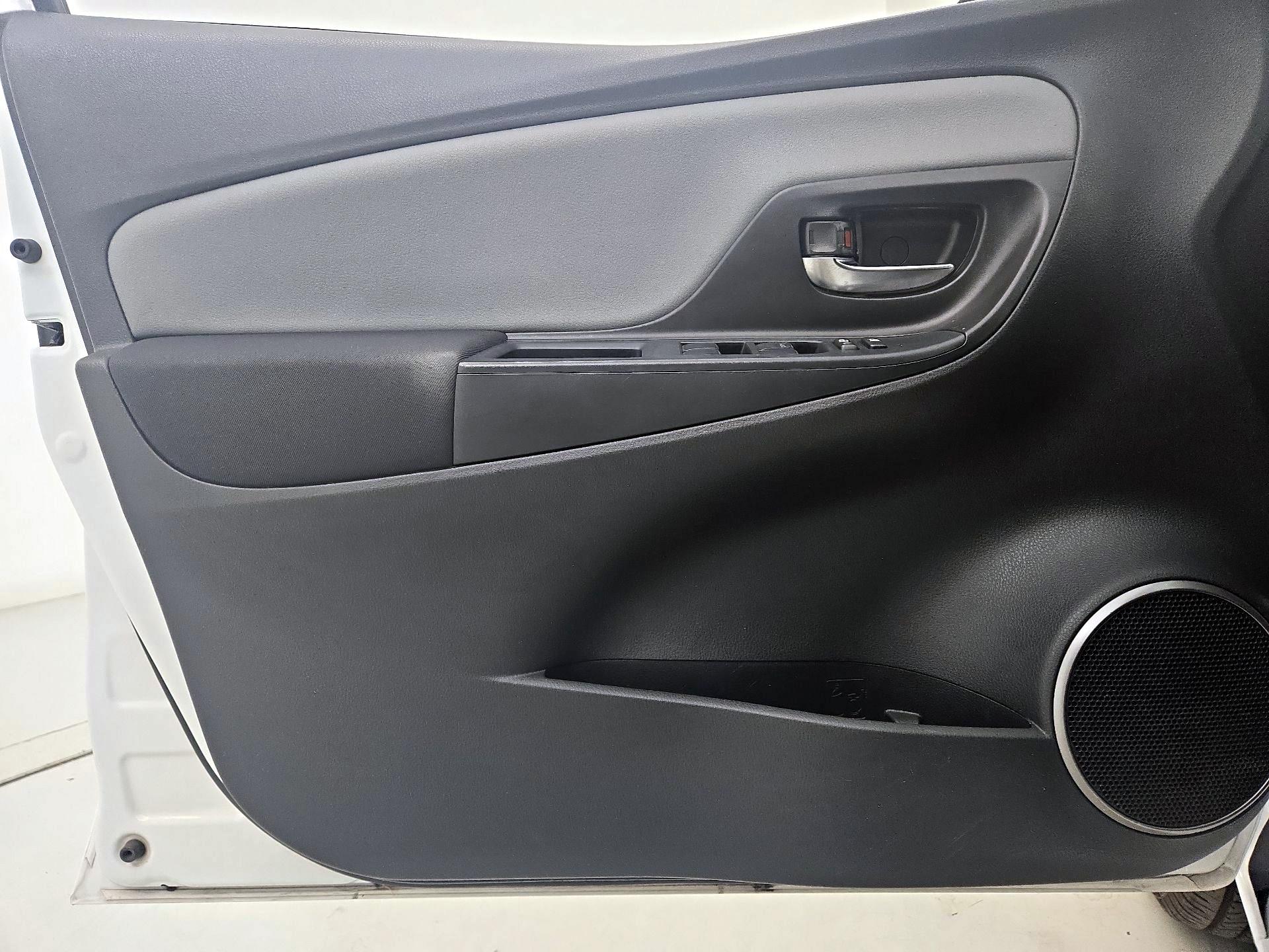 Thumbnail: 2015 Toyota Yaris - 12