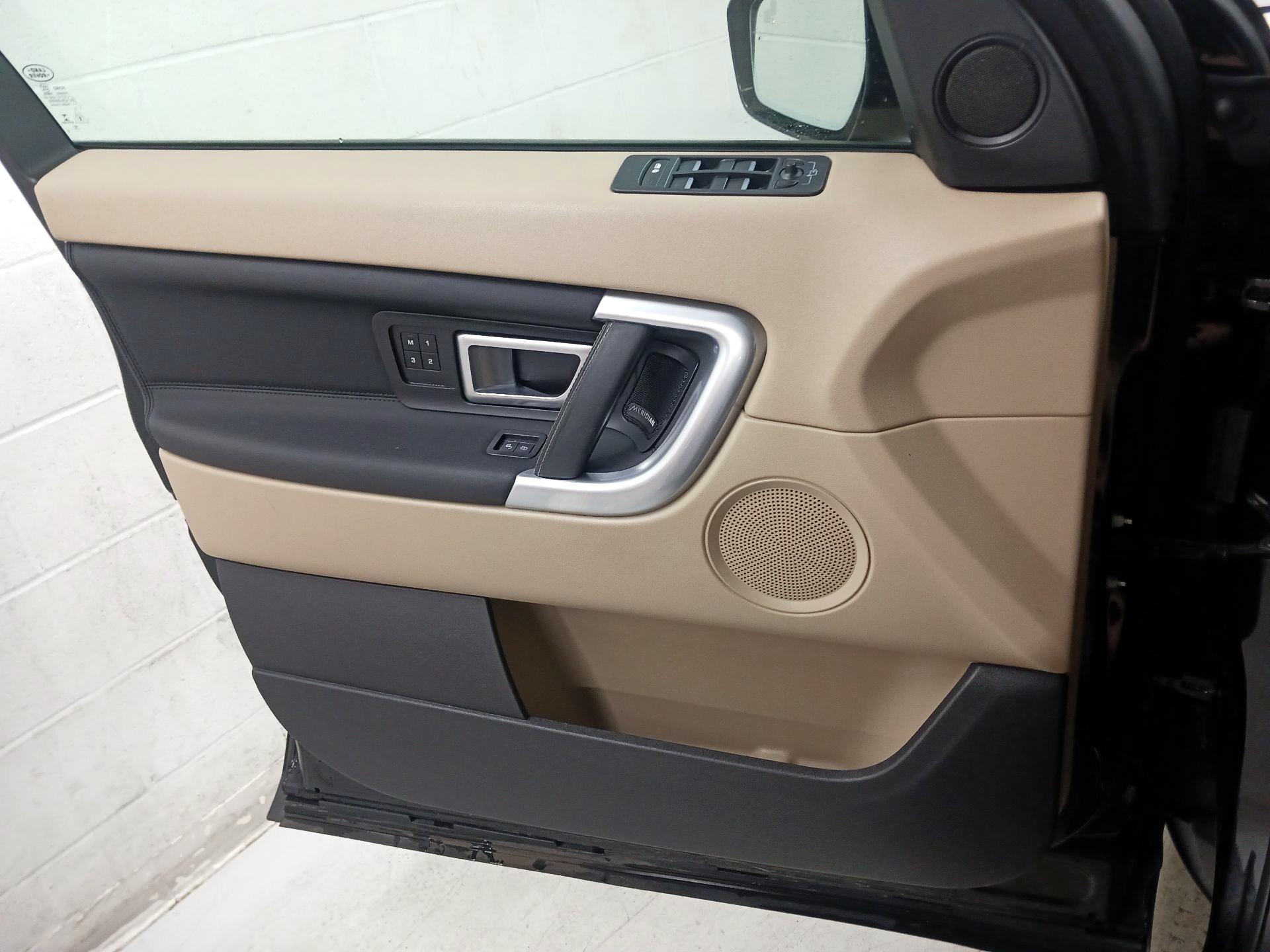 Thumbnail: 2019 Land Rover Discovery Sport - 12