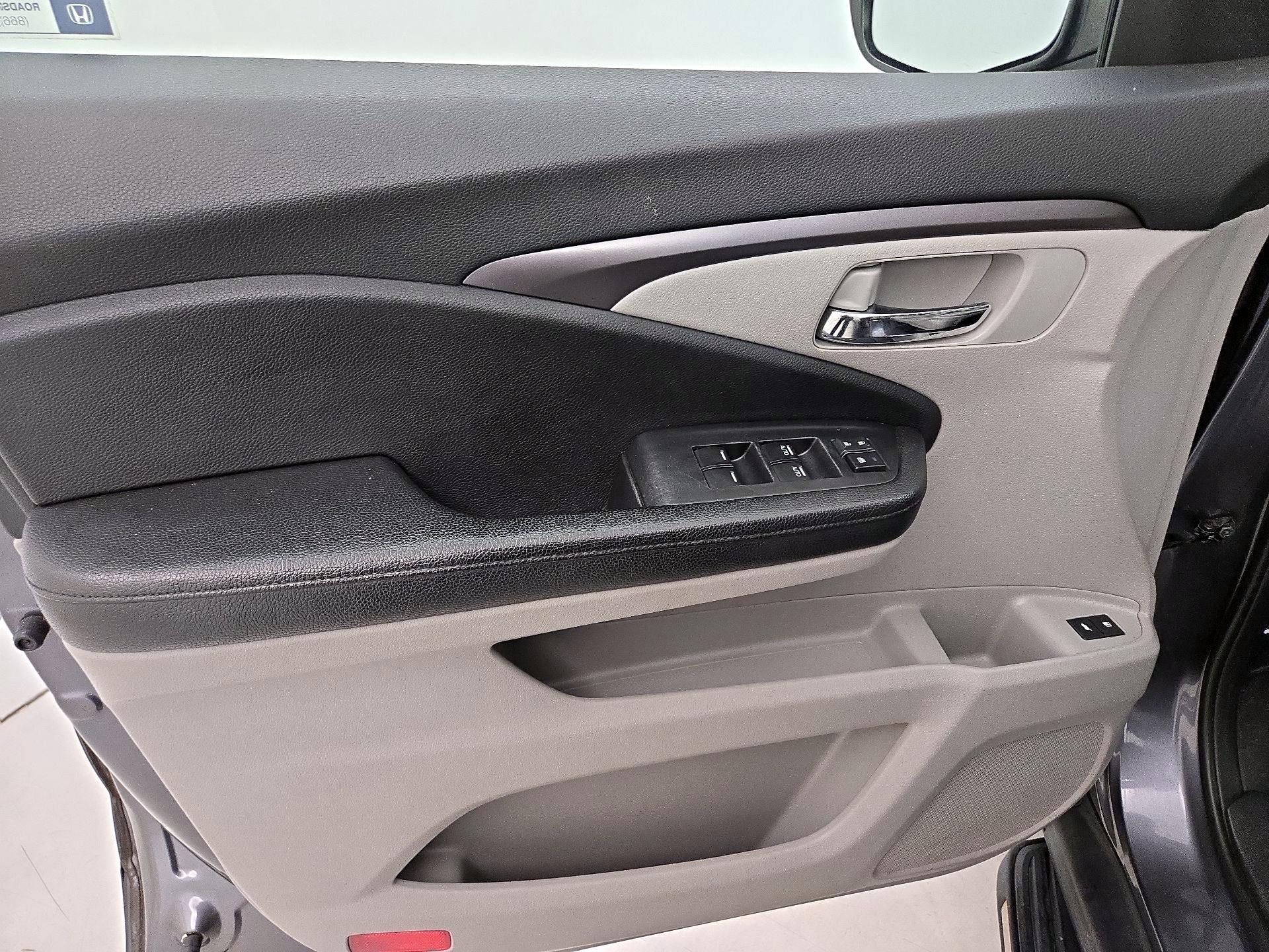 Thumbnail: 2017 Honda Pilot - 12