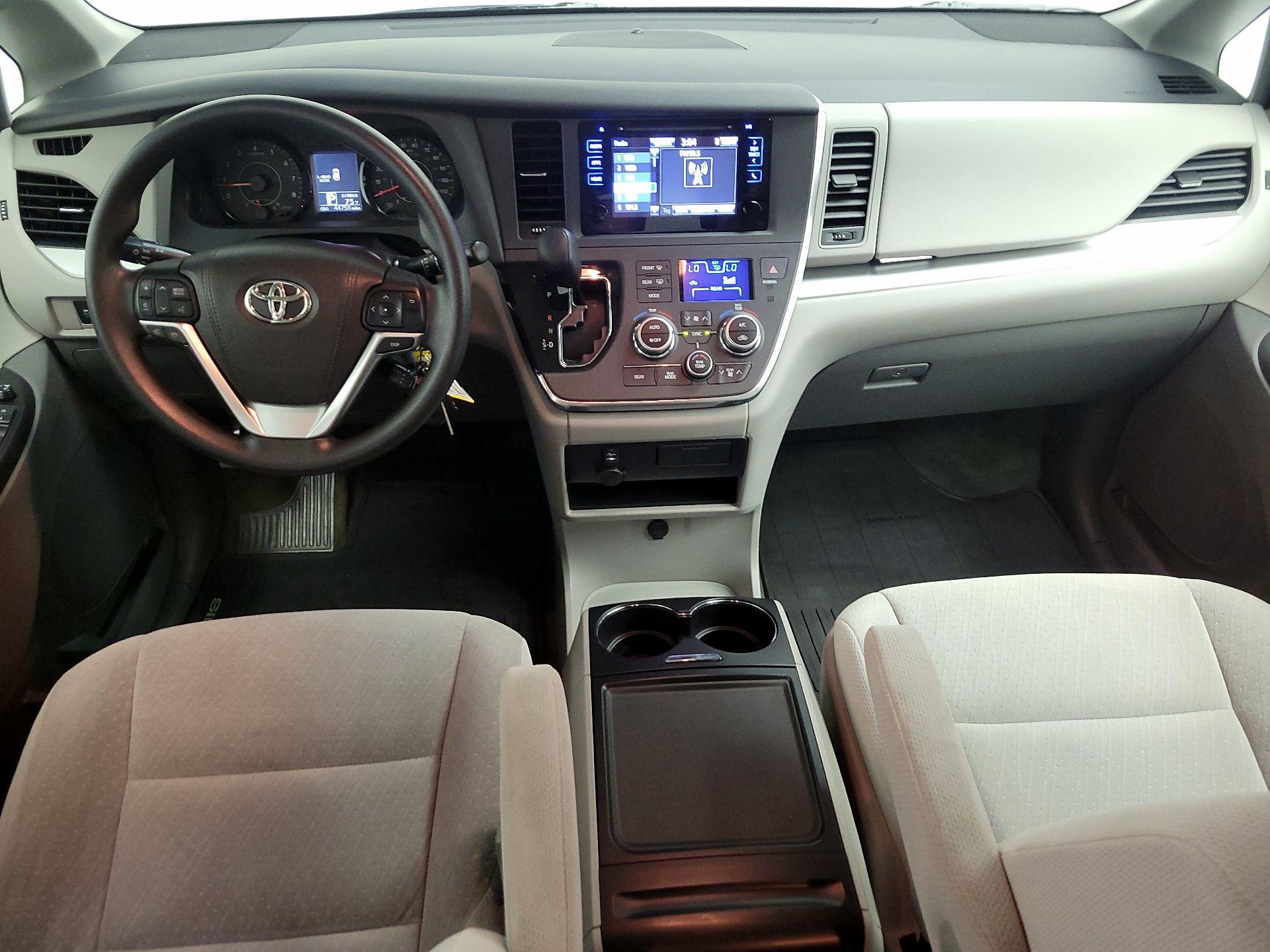 Thumbnail: 2015 Toyota Sienna - 9