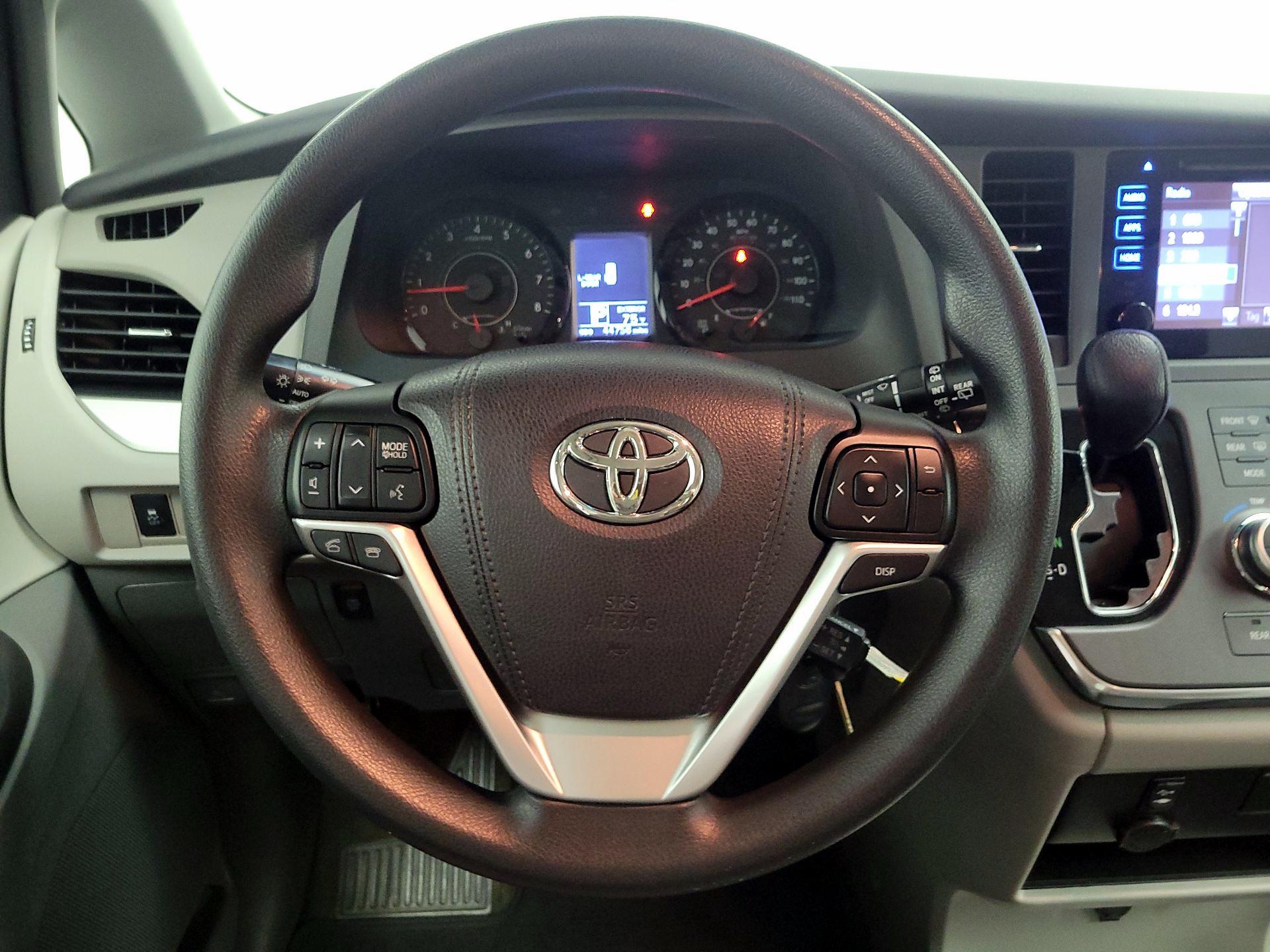 Thumbnail: 2015 Toyota Sienna - 10