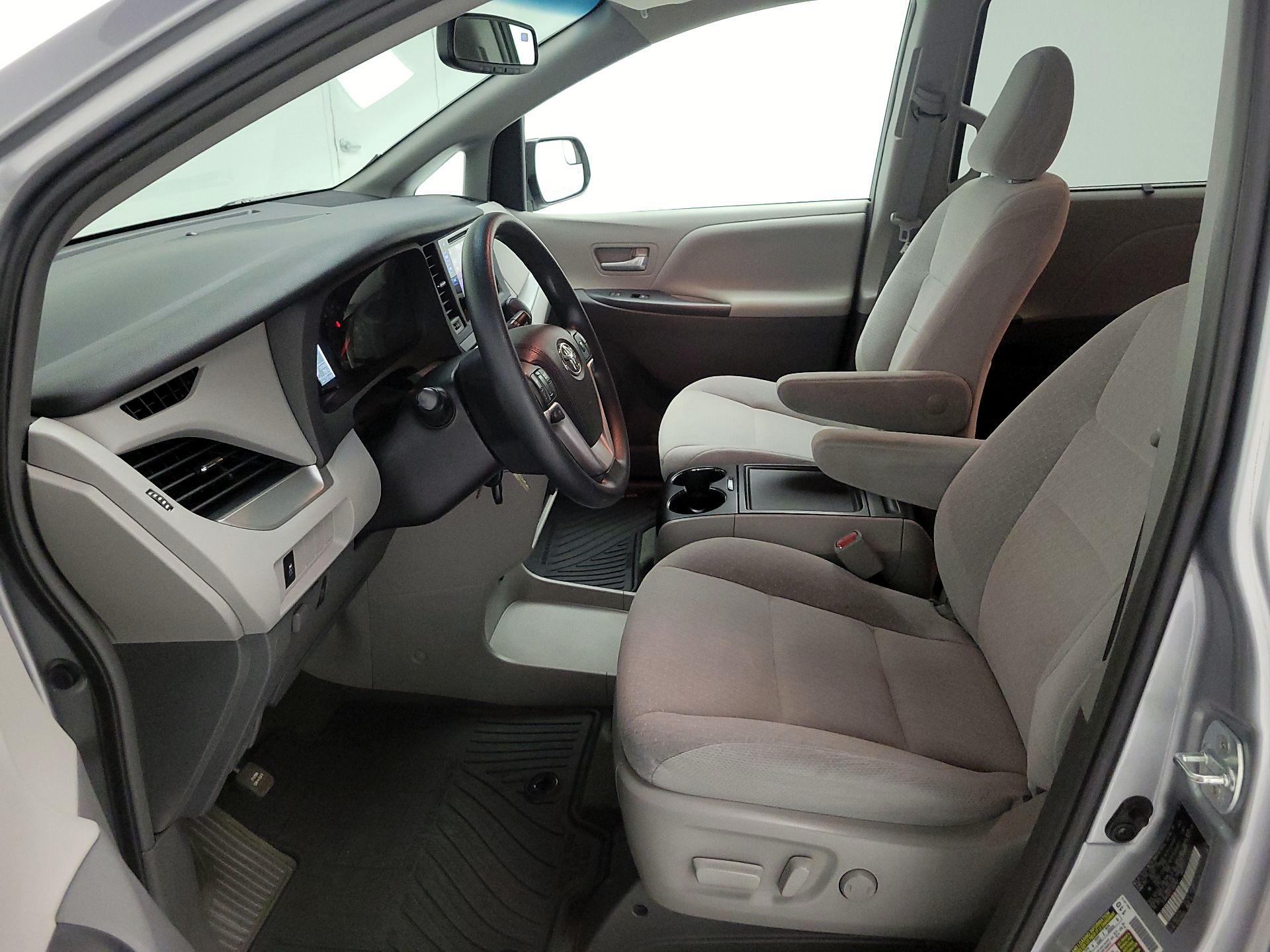 Thumbnail: 2015 Toyota Sienna - 11