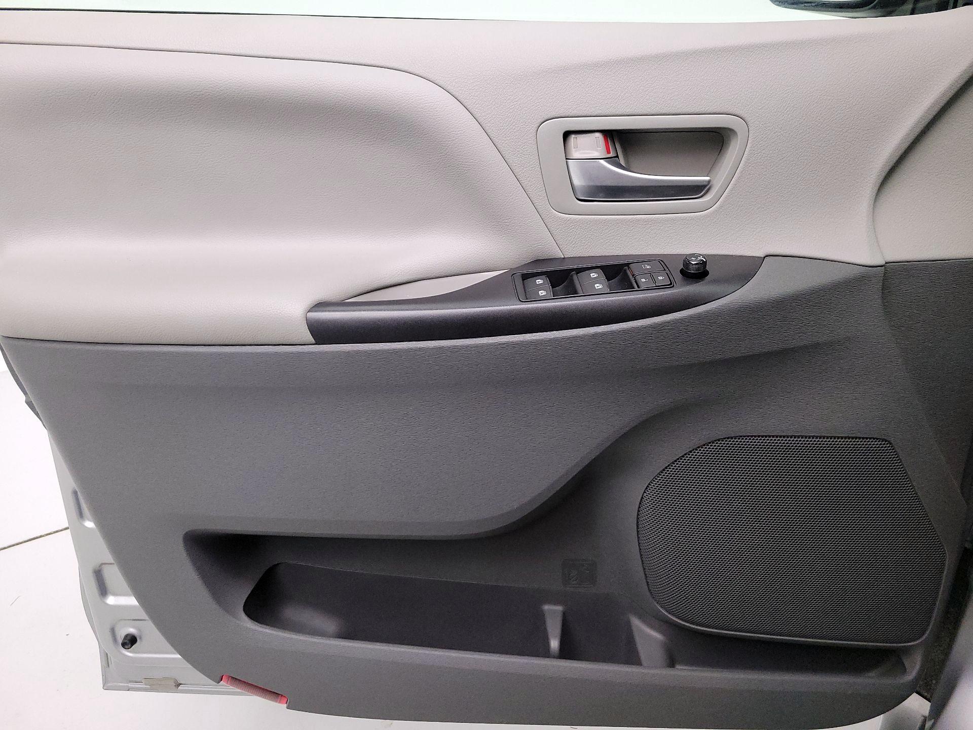 Thumbnail: 2015 Toyota Sienna - 12