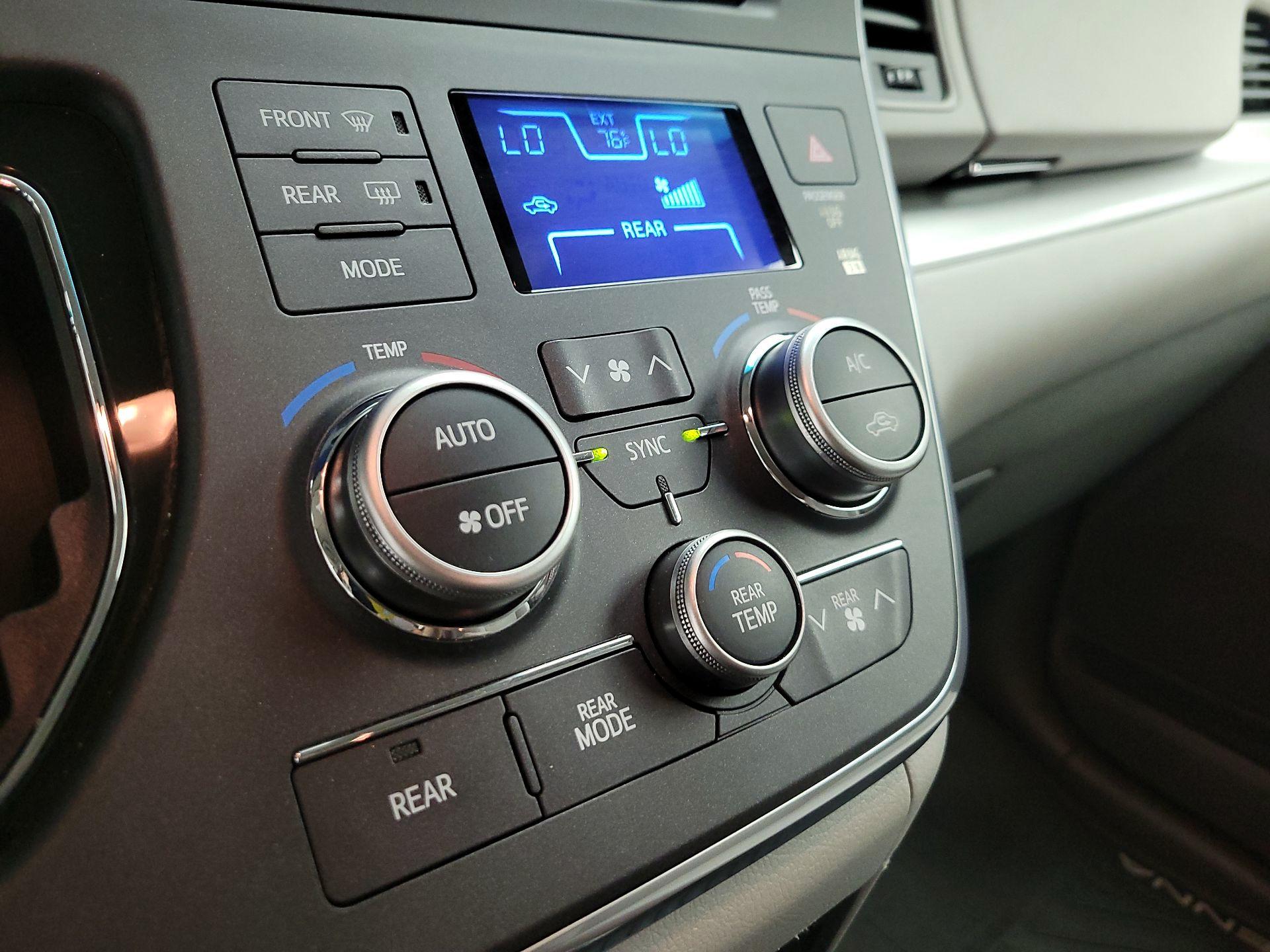 Thumbnail: 2015 Toyota Sienna - 14