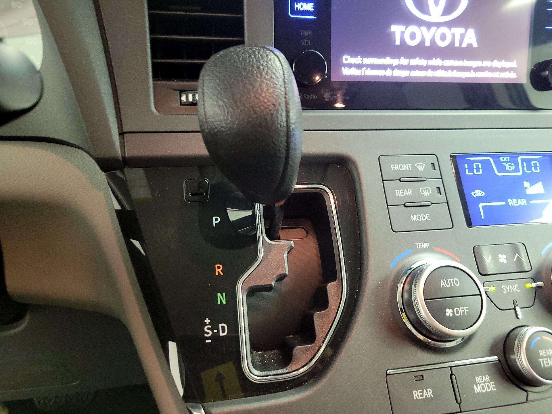 Thumbnail: 2015 Toyota Sienna - 15