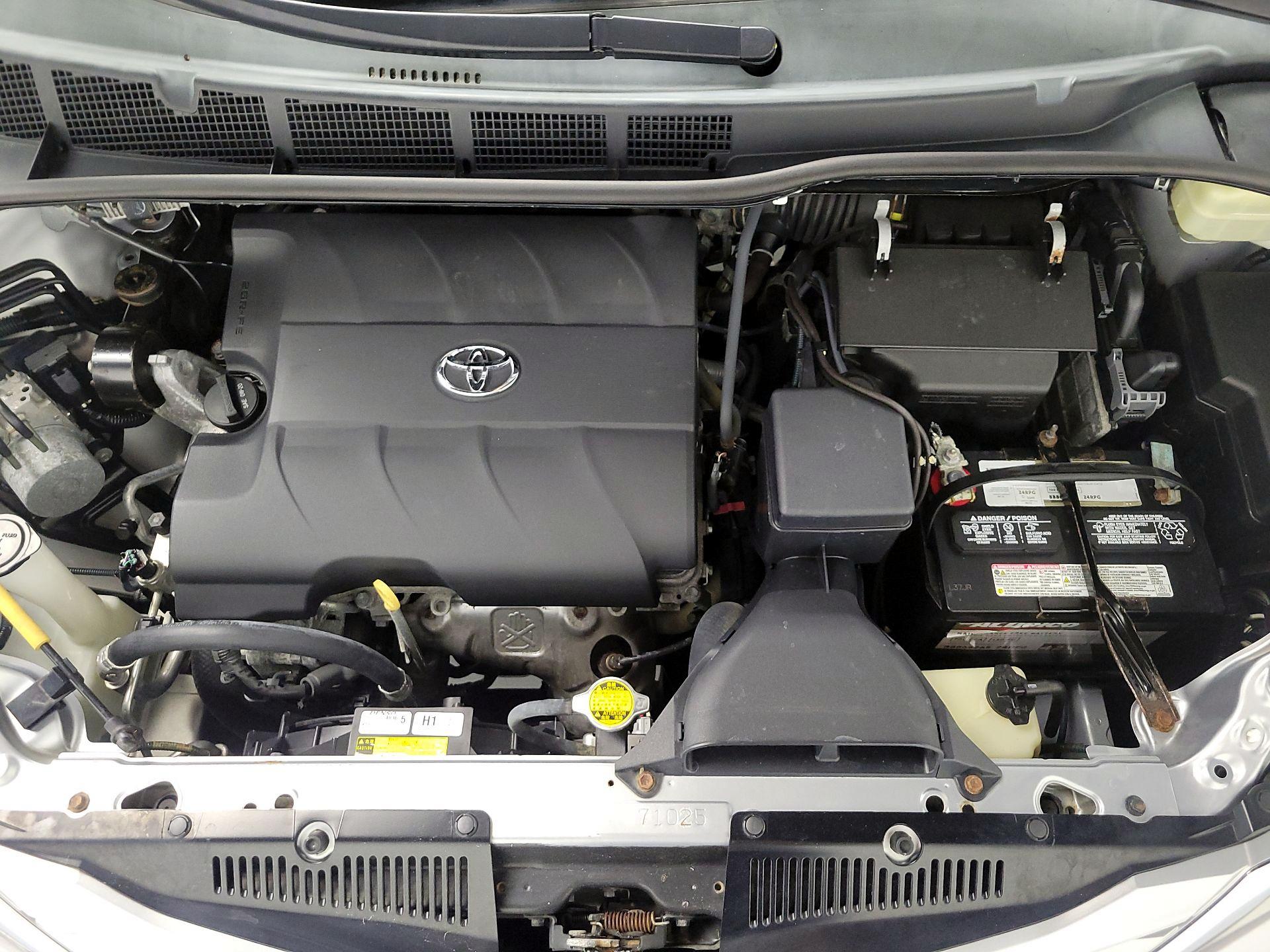 Thumbnail: 2015 Toyota Sienna - 17