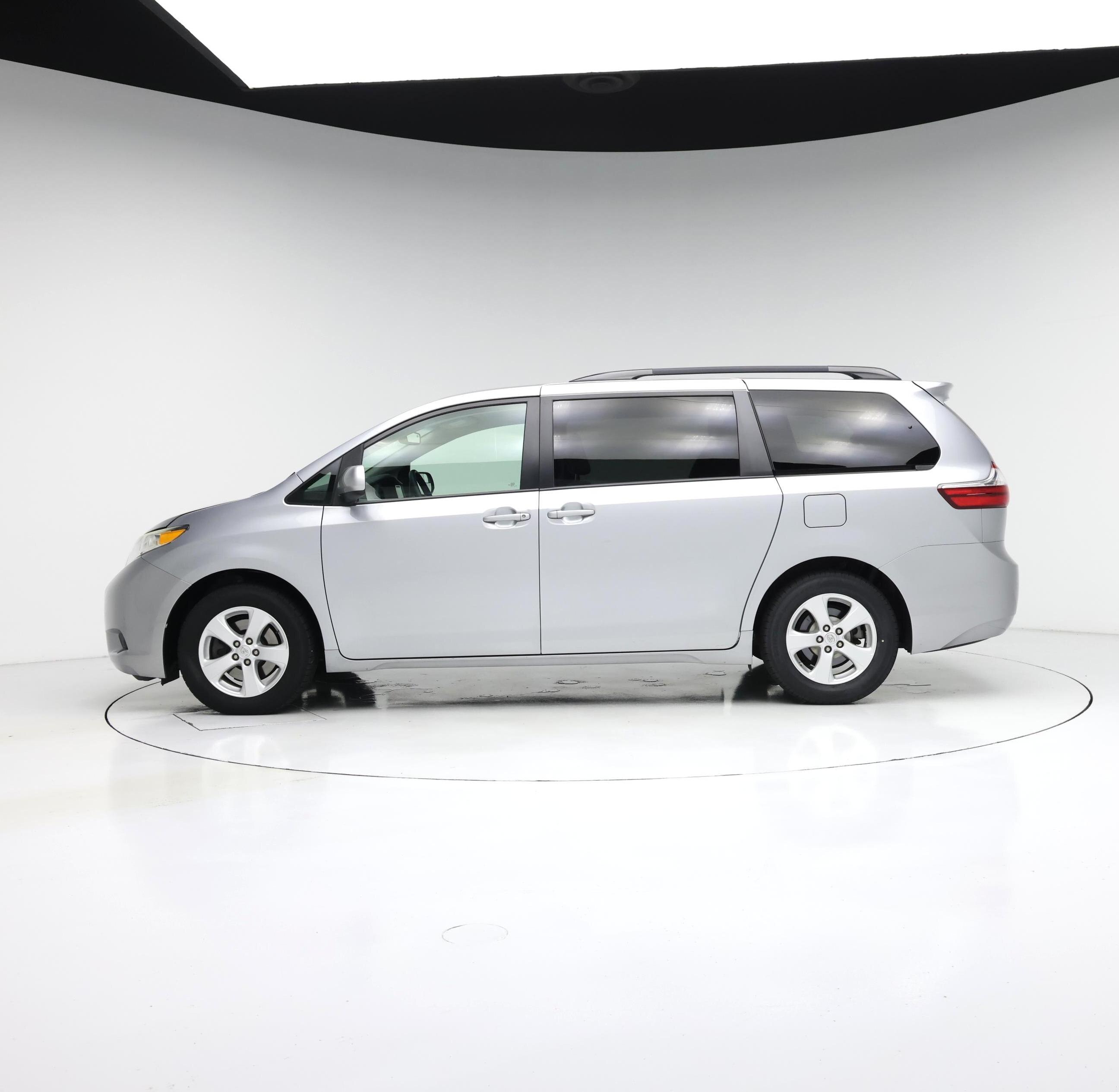 Thumbnail: 2015 Toyota Sienna - 3