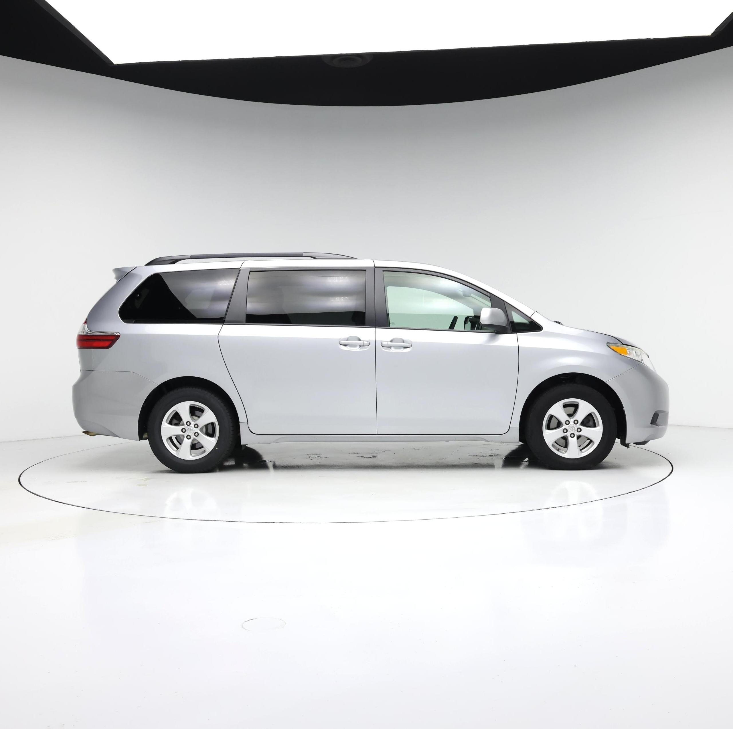 Thumbnail: 2015 Toyota Sienna - 7