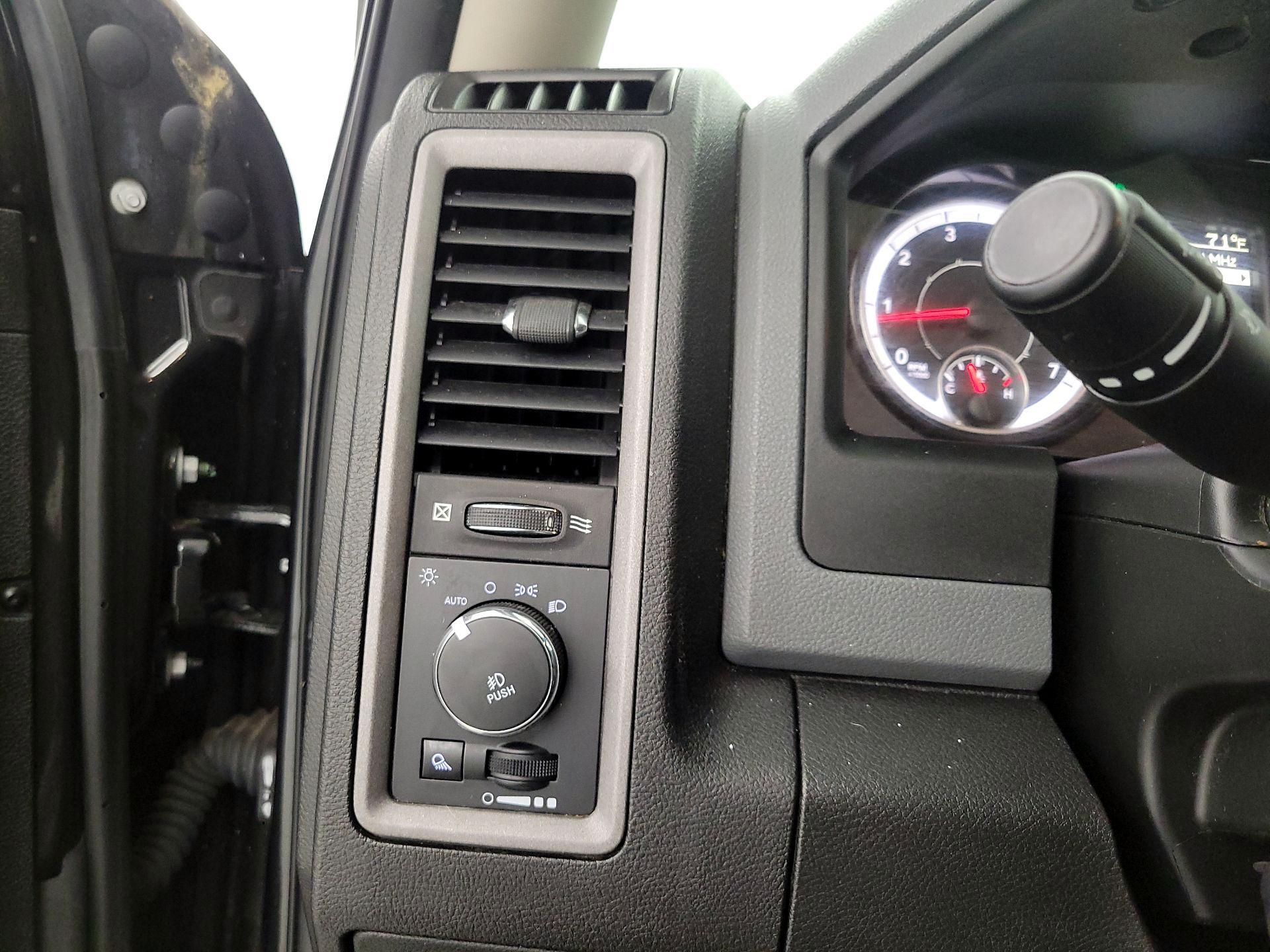 Thumbnail: 2019 RAM 1500 Classic - 13