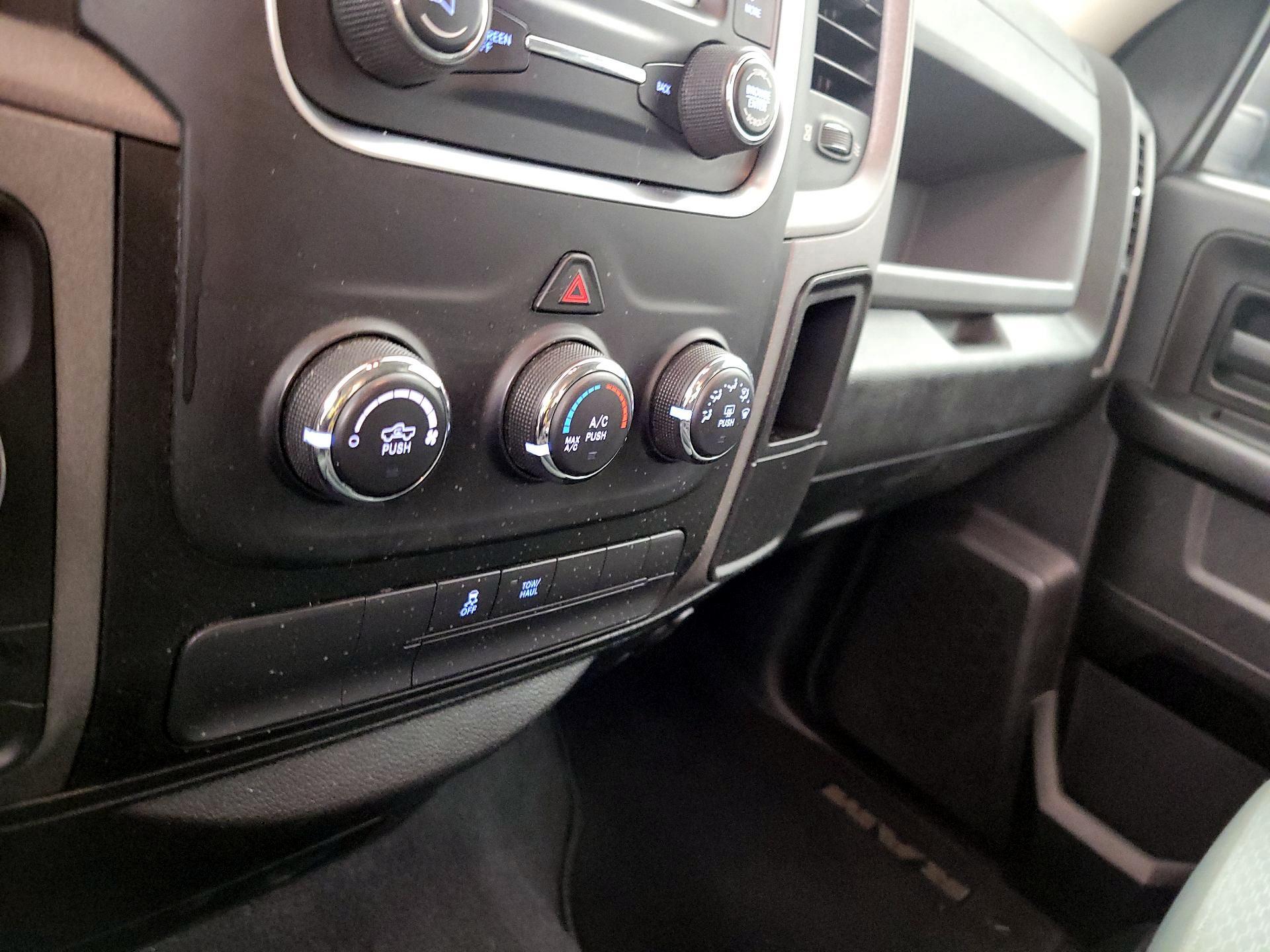Thumbnail: 2019 RAM 1500 Classic - 16