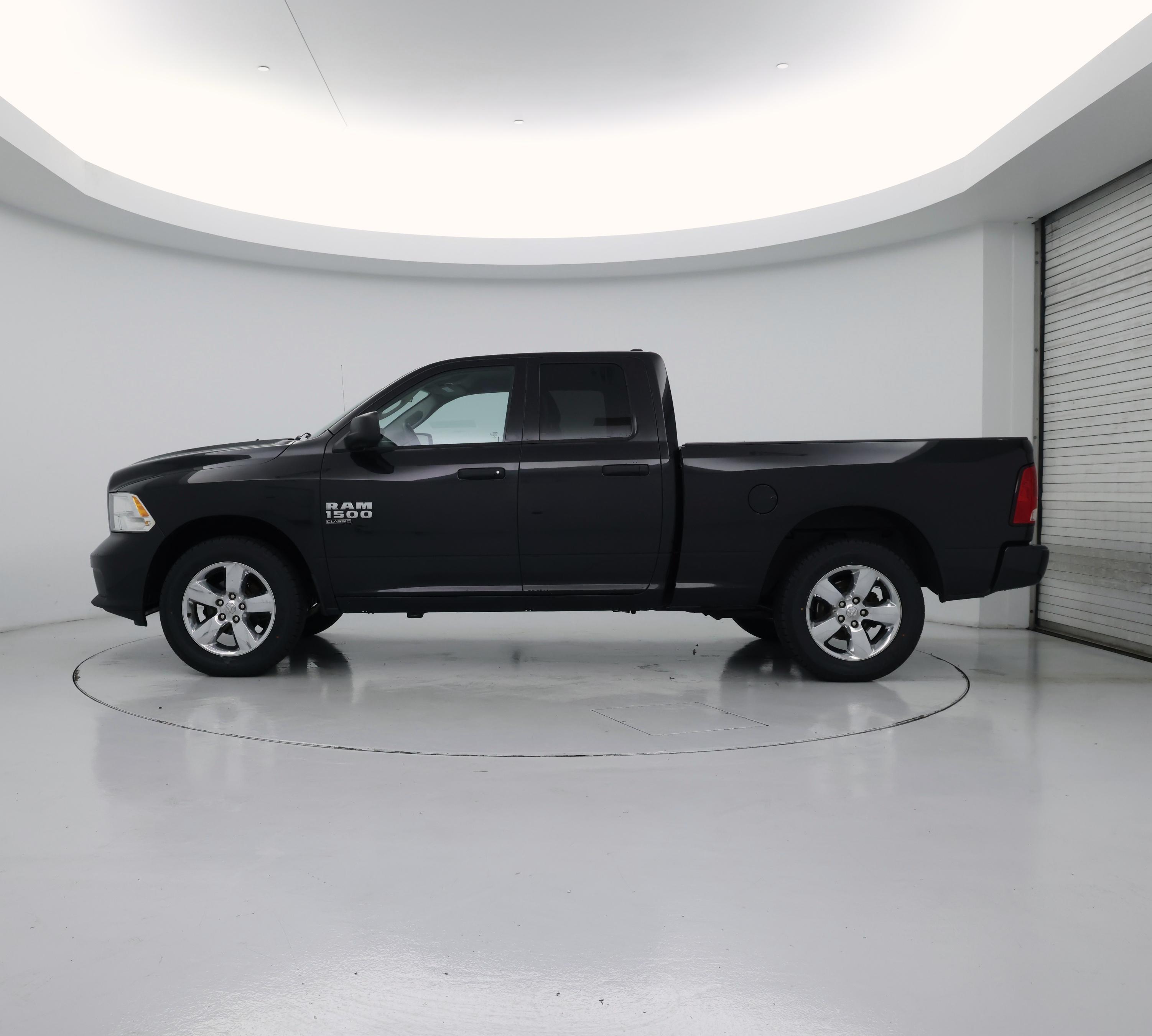 Thumbnail: 2019 RAM 1500 Classic - 3