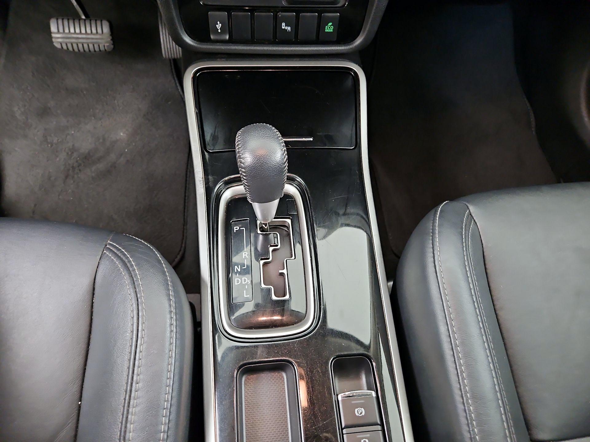 Thumbnail: 2020 Mitsubishi Outlander - 15