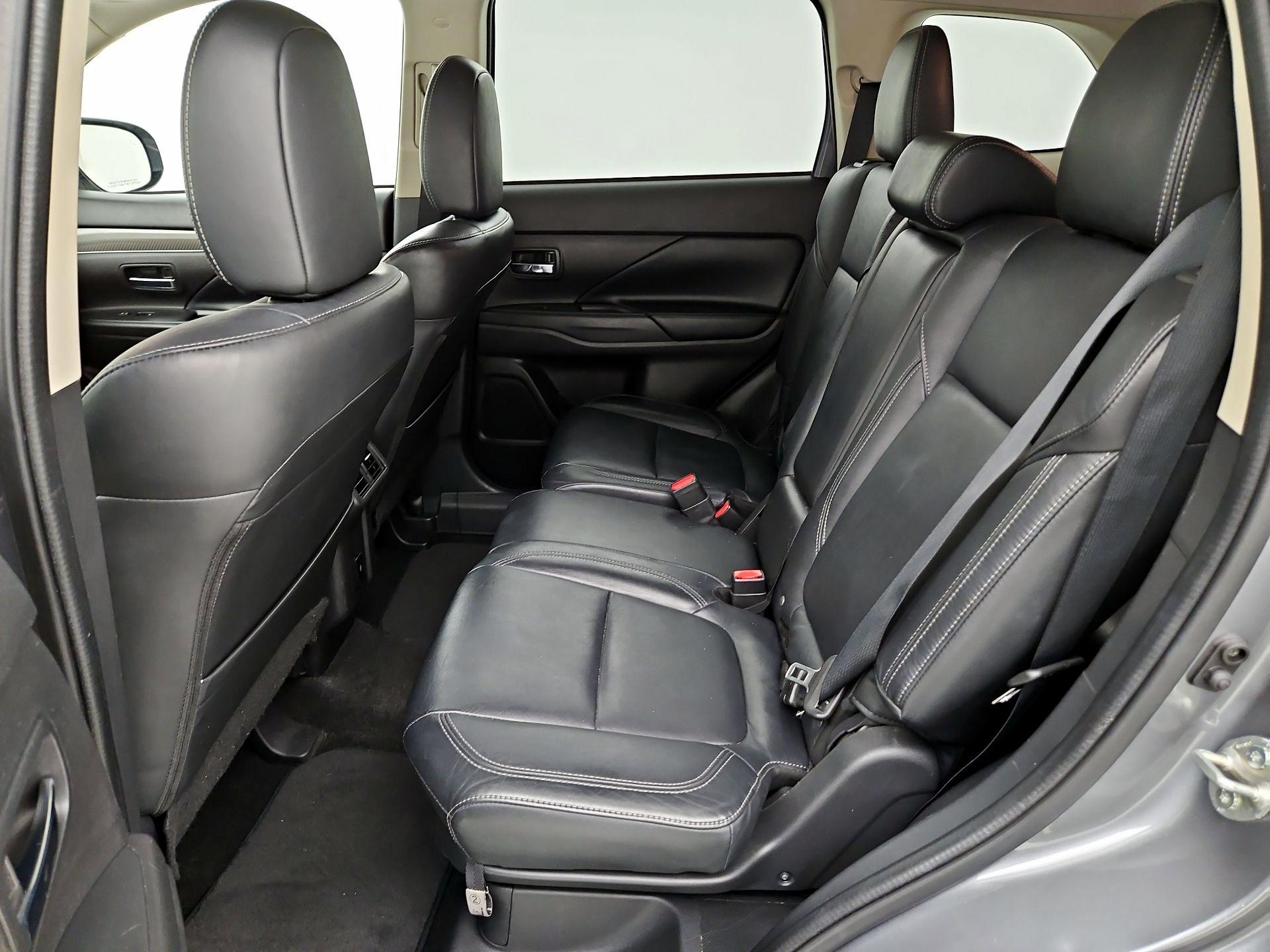 Thumbnail: 2020 Mitsubishi Outlander - 17
