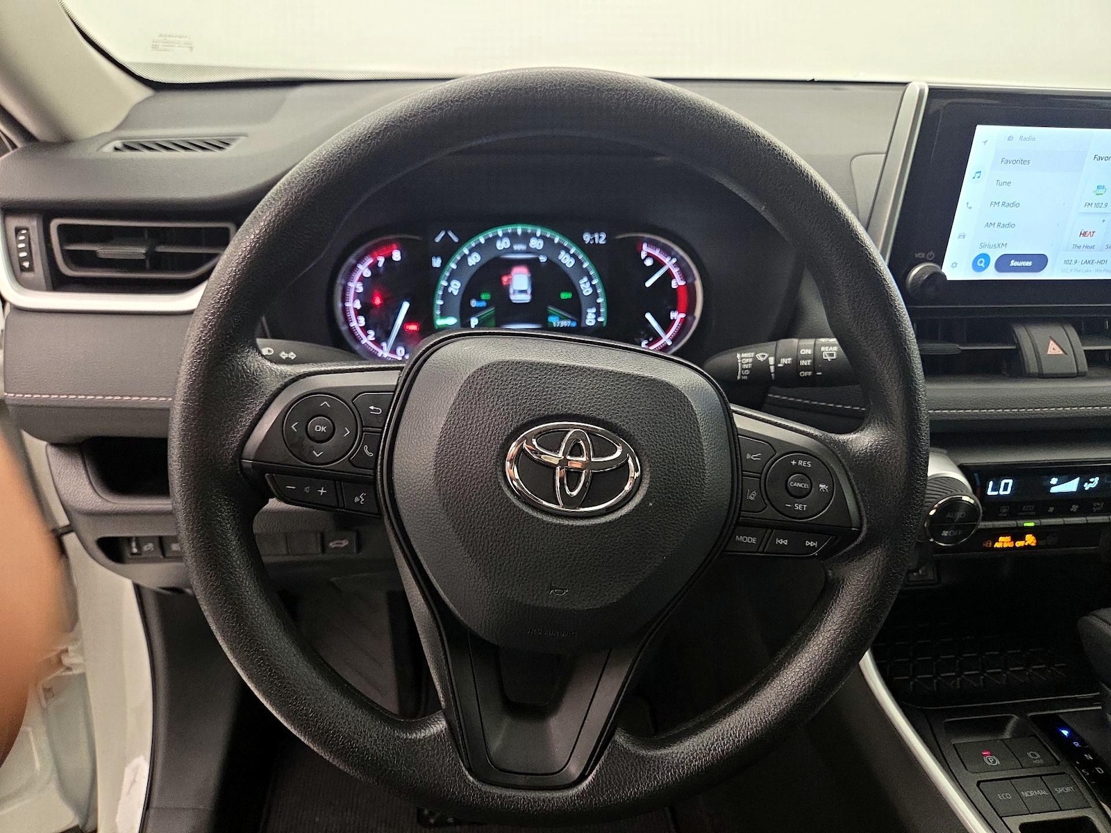 2025 Toyota RAV4 XLE - Photo 11