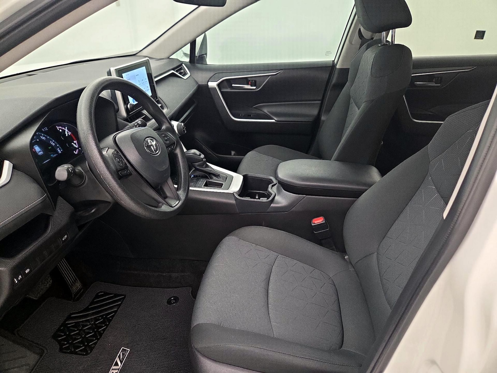 2025 Toyota RAV4 XLE - Photo 12