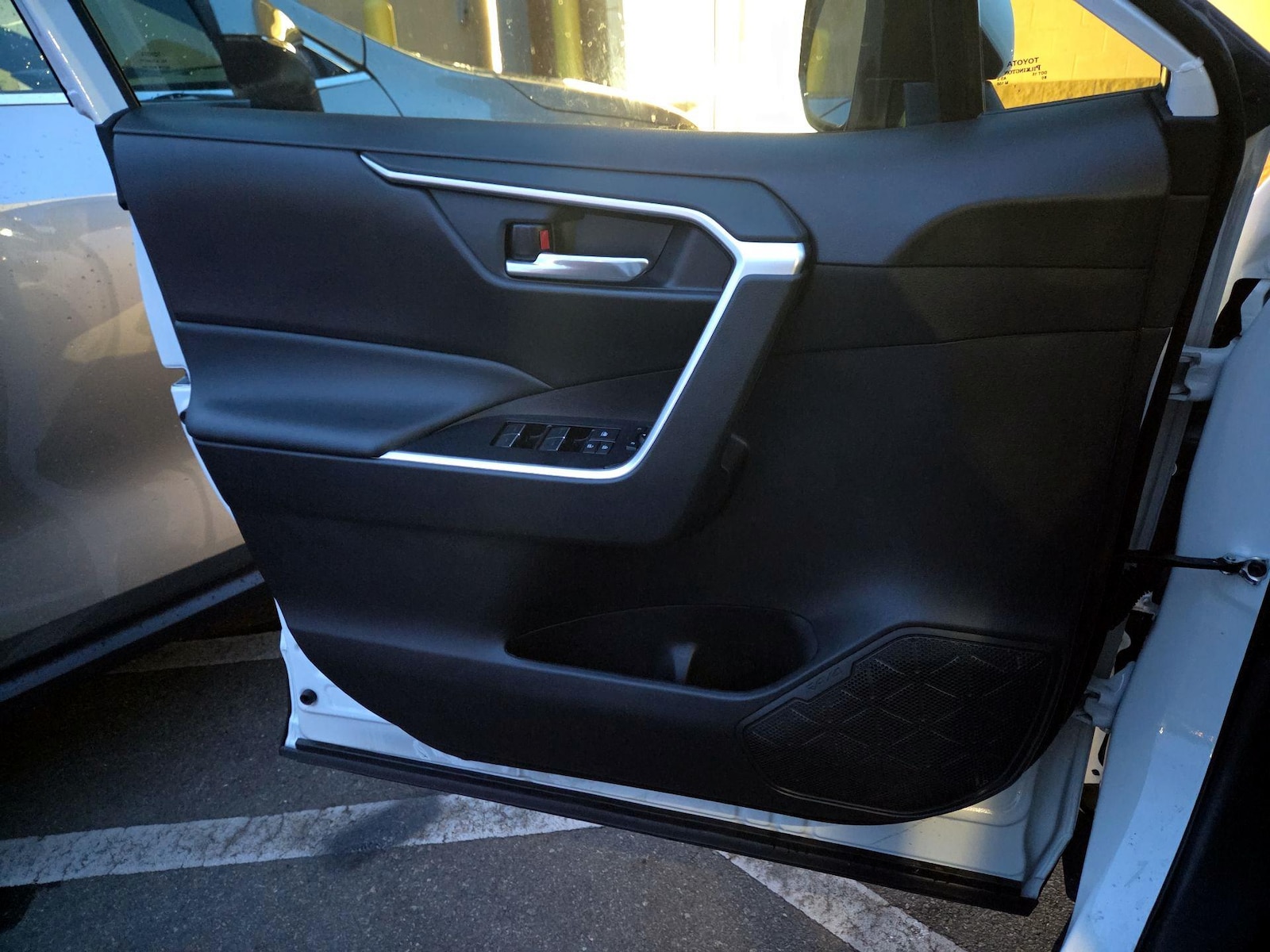 2025 Toyota RAV4 XLE - Photo 13