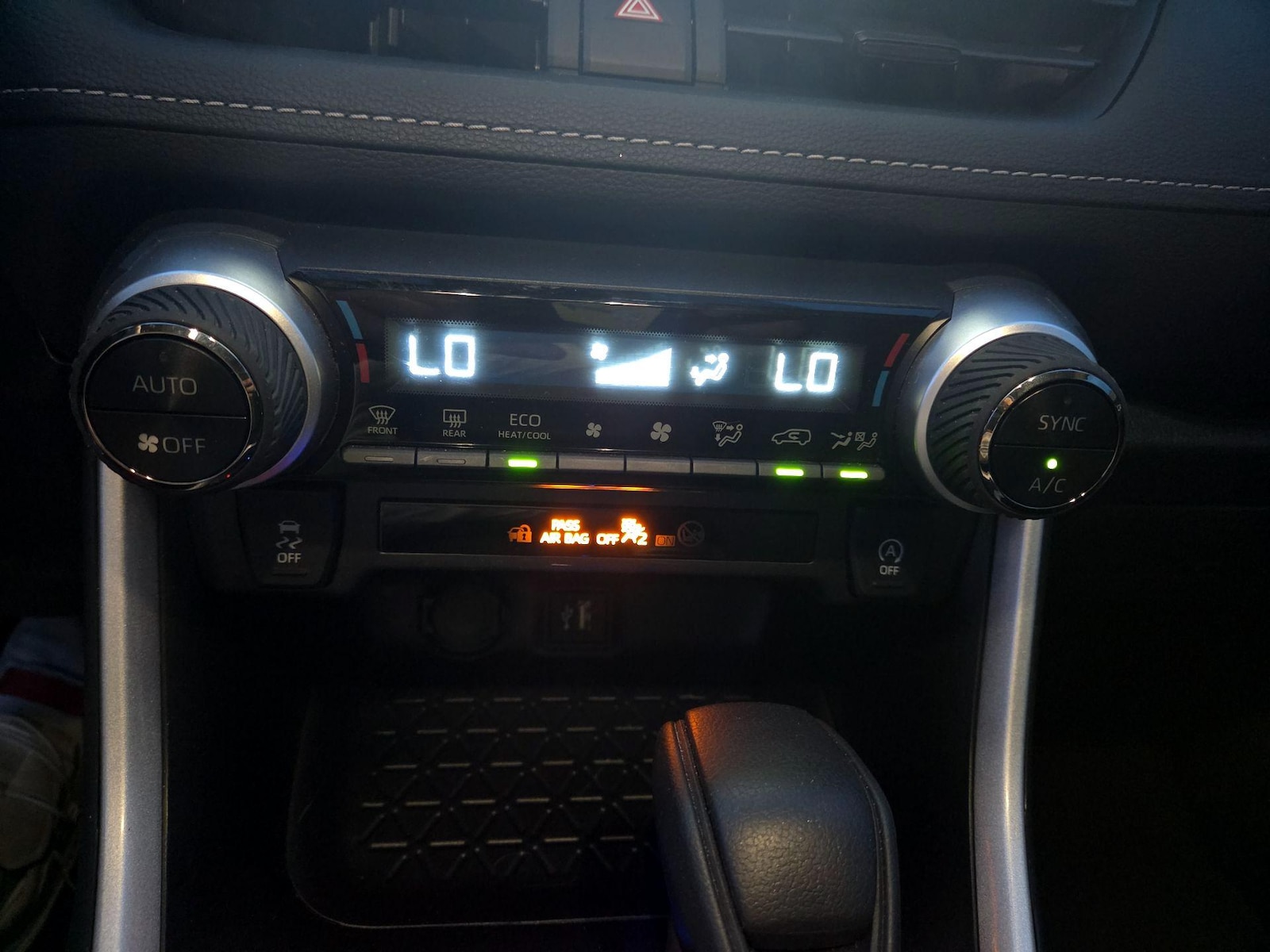2025 Toyota RAV4 XLE - Photo 17