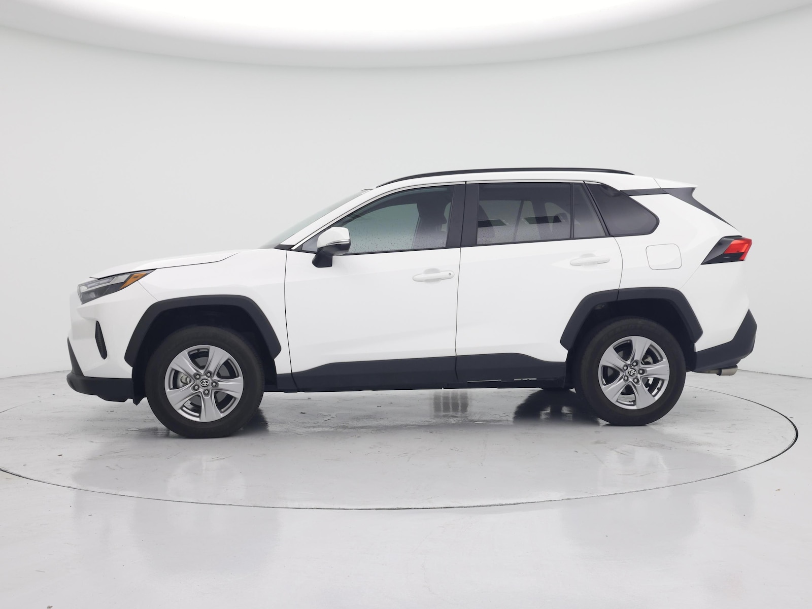 2025 Toyota RAV4 XLE - Photo 4