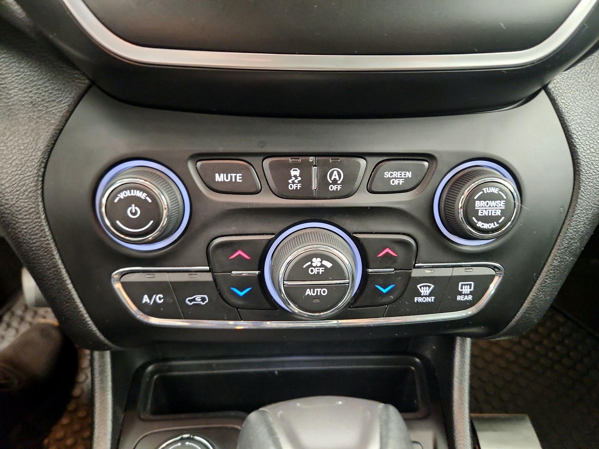 Thumbnail: 2019 Jeep Cherokee - 15
