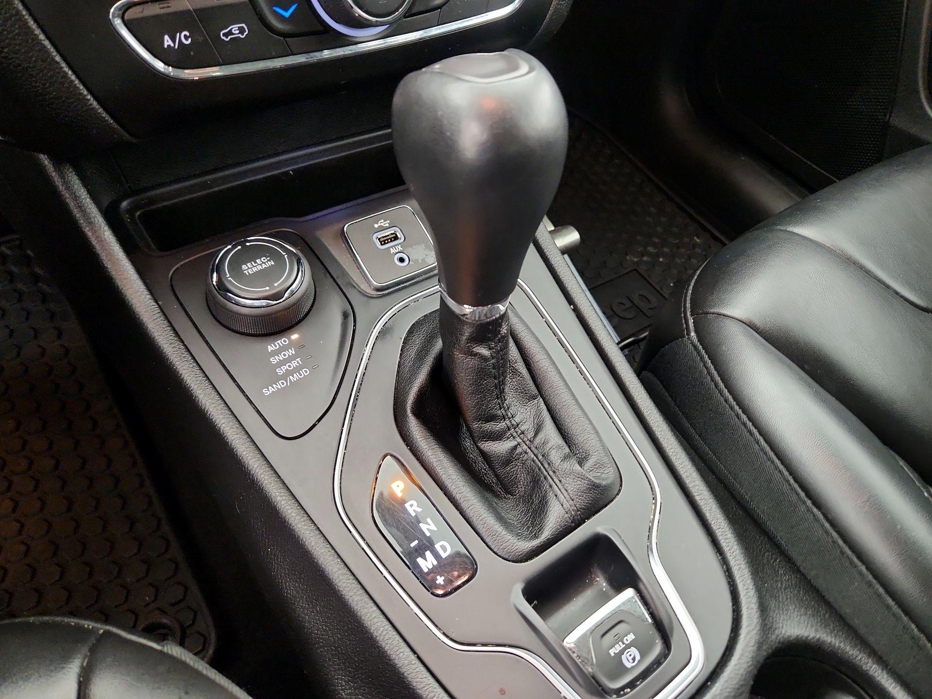 Thumbnail: 2019 Jeep Cherokee - 16