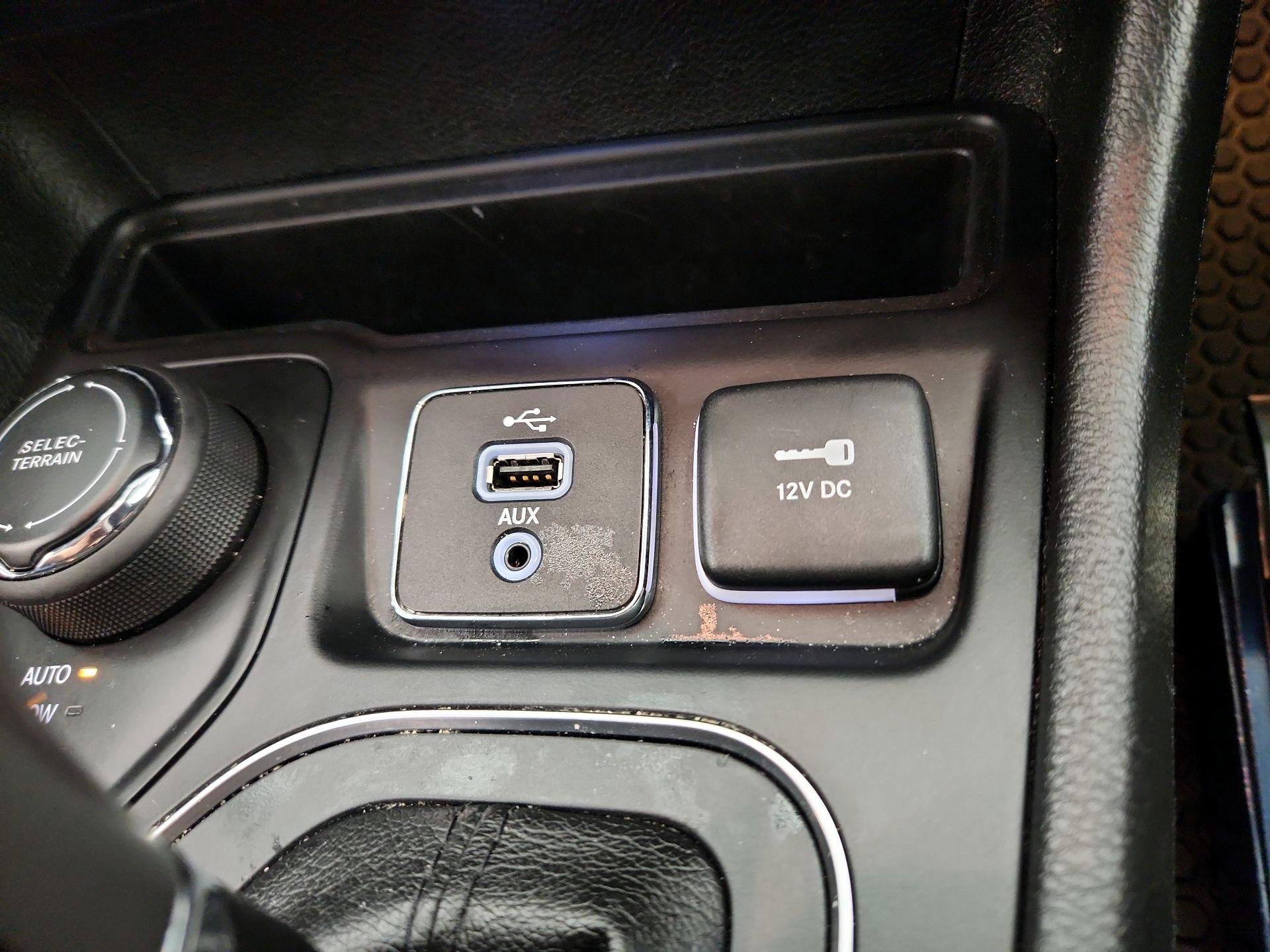 Thumbnail: 2019 Jeep Cherokee - 17