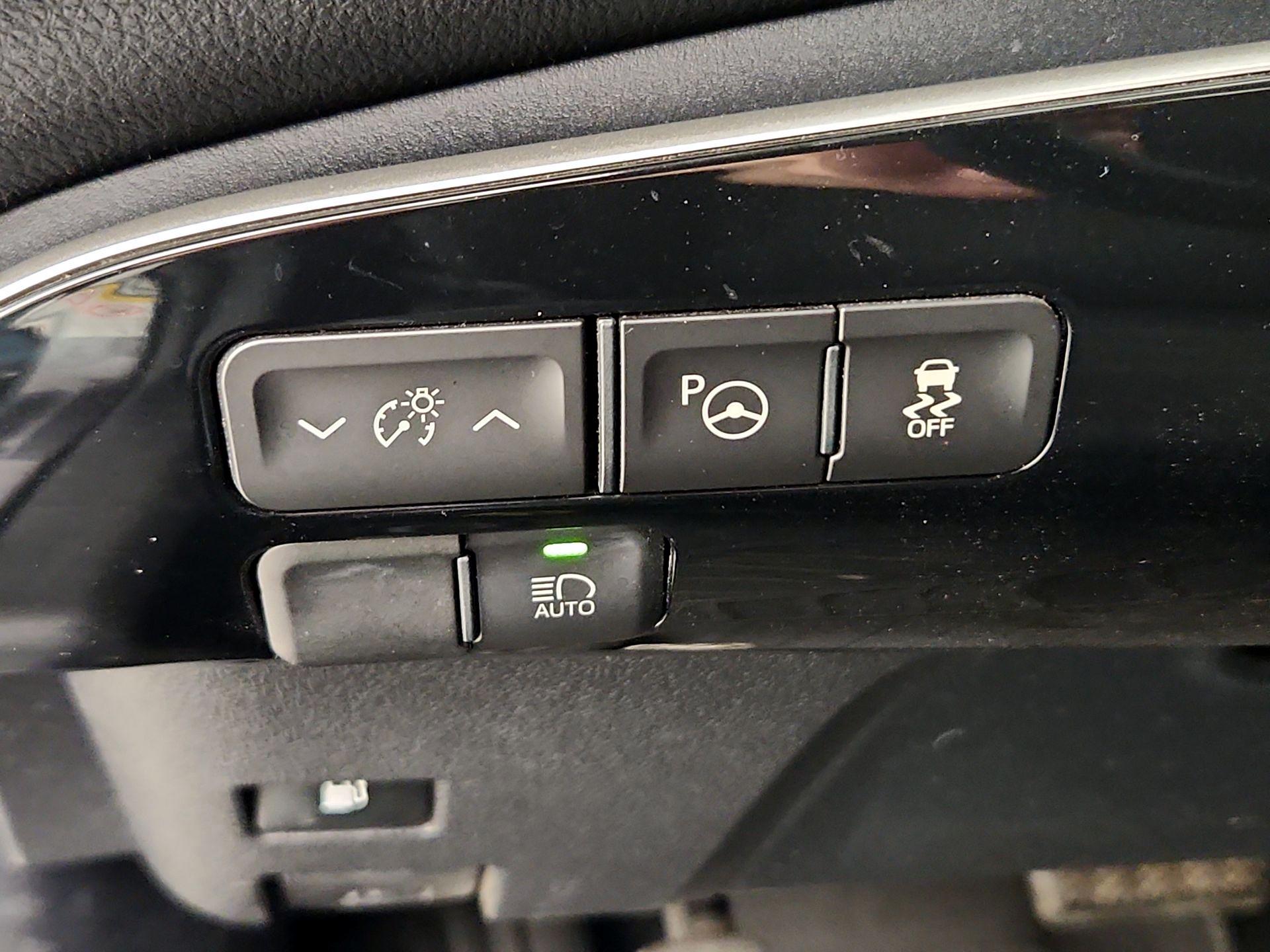 Thumbnail: 2018 Toyota Prius - 13