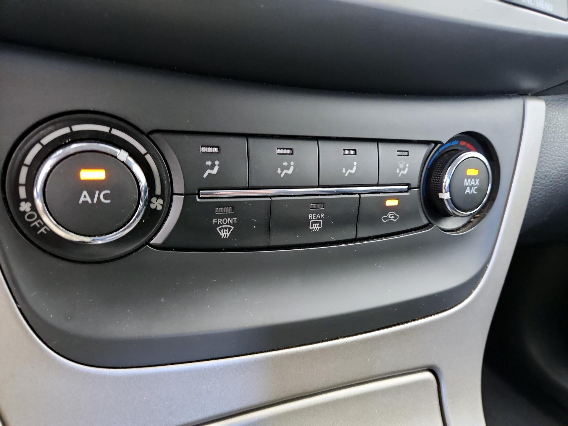 Thumbnail: 2015 Nissan Sentra - 15