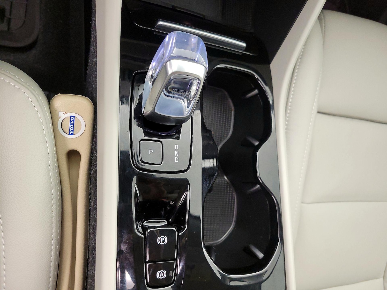2025 Volvo XC40 Plus - Photo 19