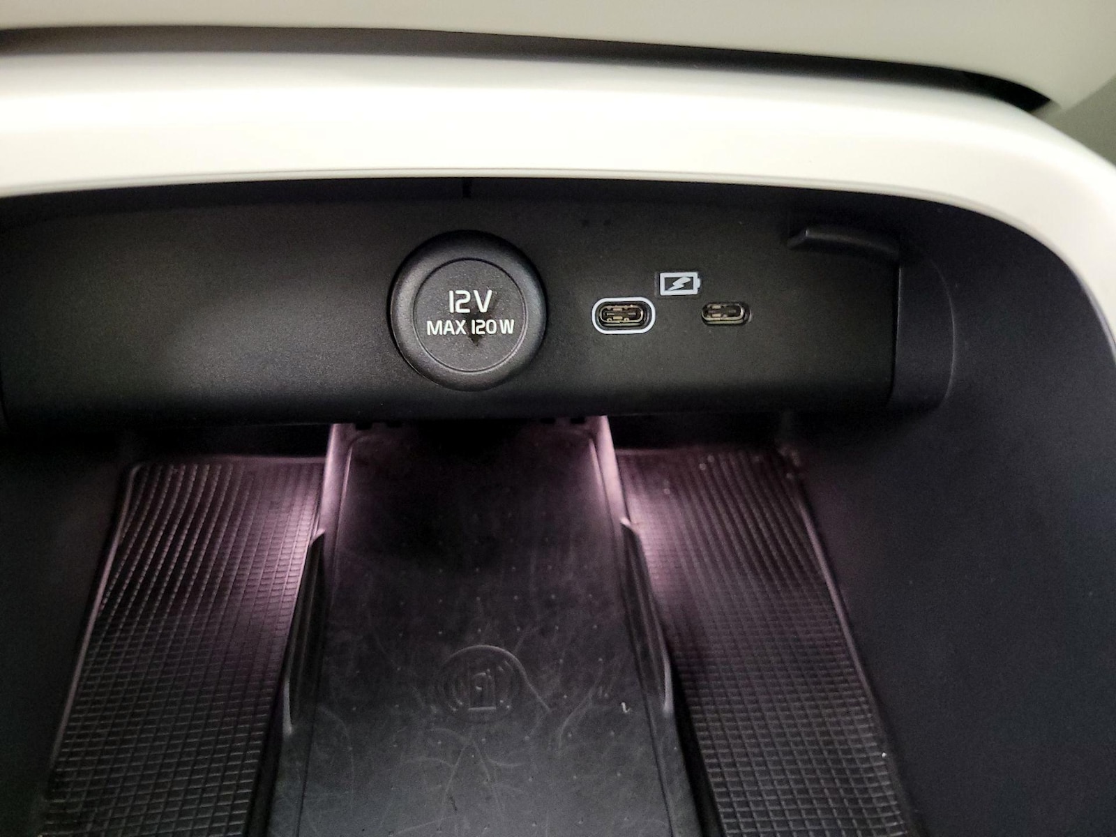 2025 Volvo XC40 Plus - Photo 20