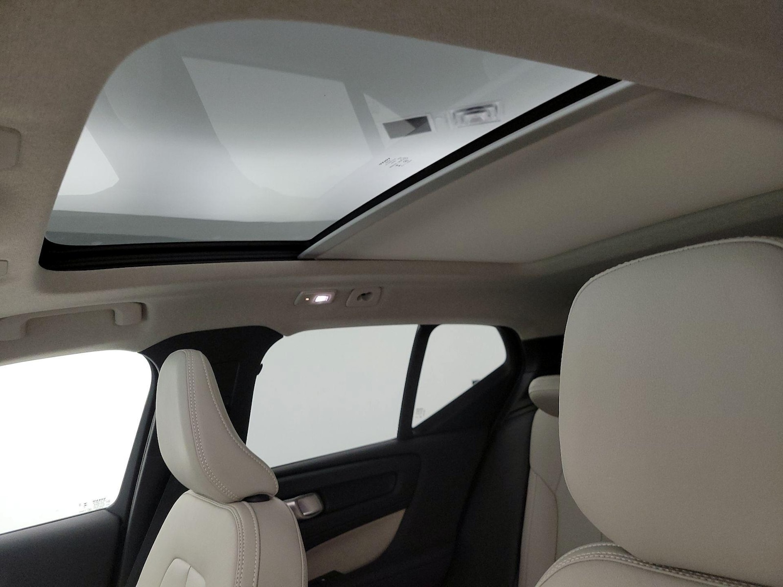 2025 Volvo XC40 Plus - Photo 21