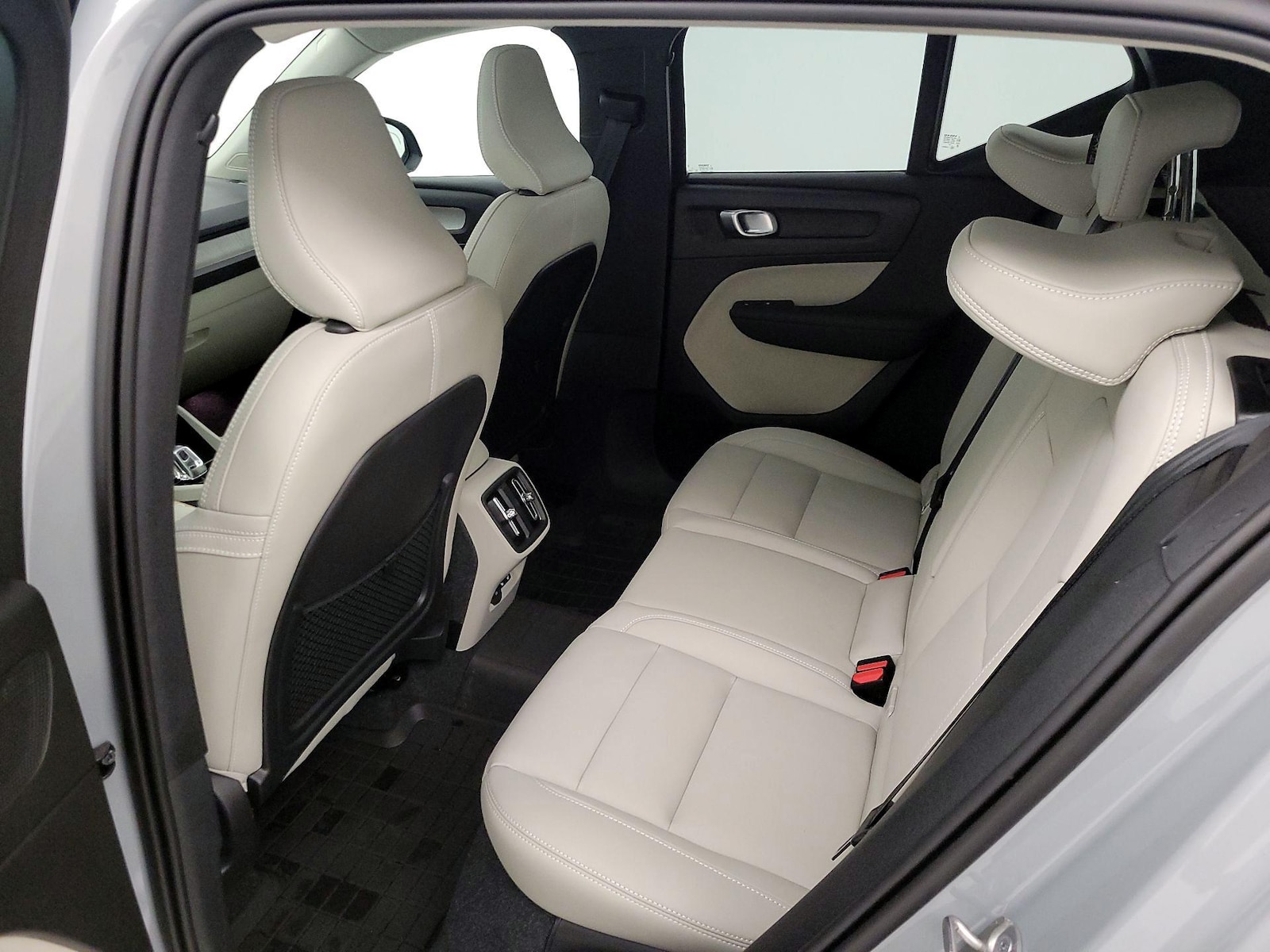 2025 Volvo XC40 Plus - Photo 22