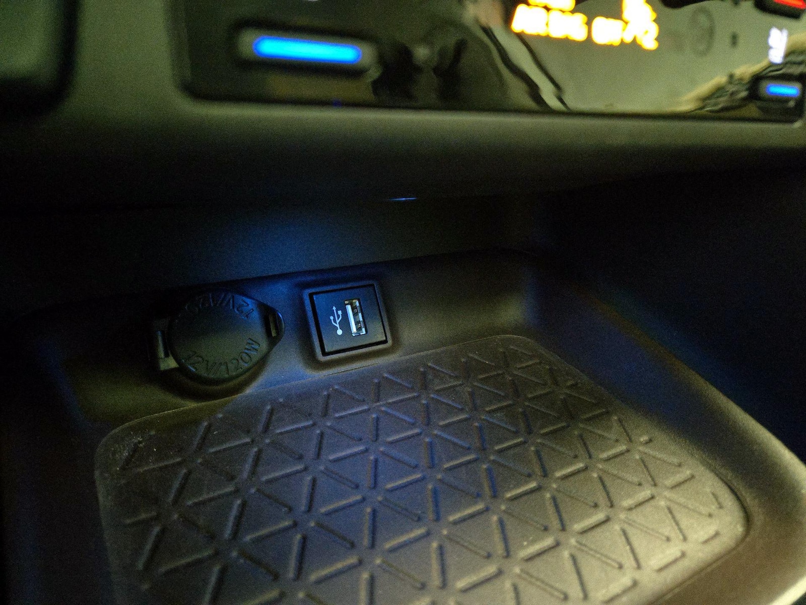 2025 Toyota RAV4 Limited - Photo 19