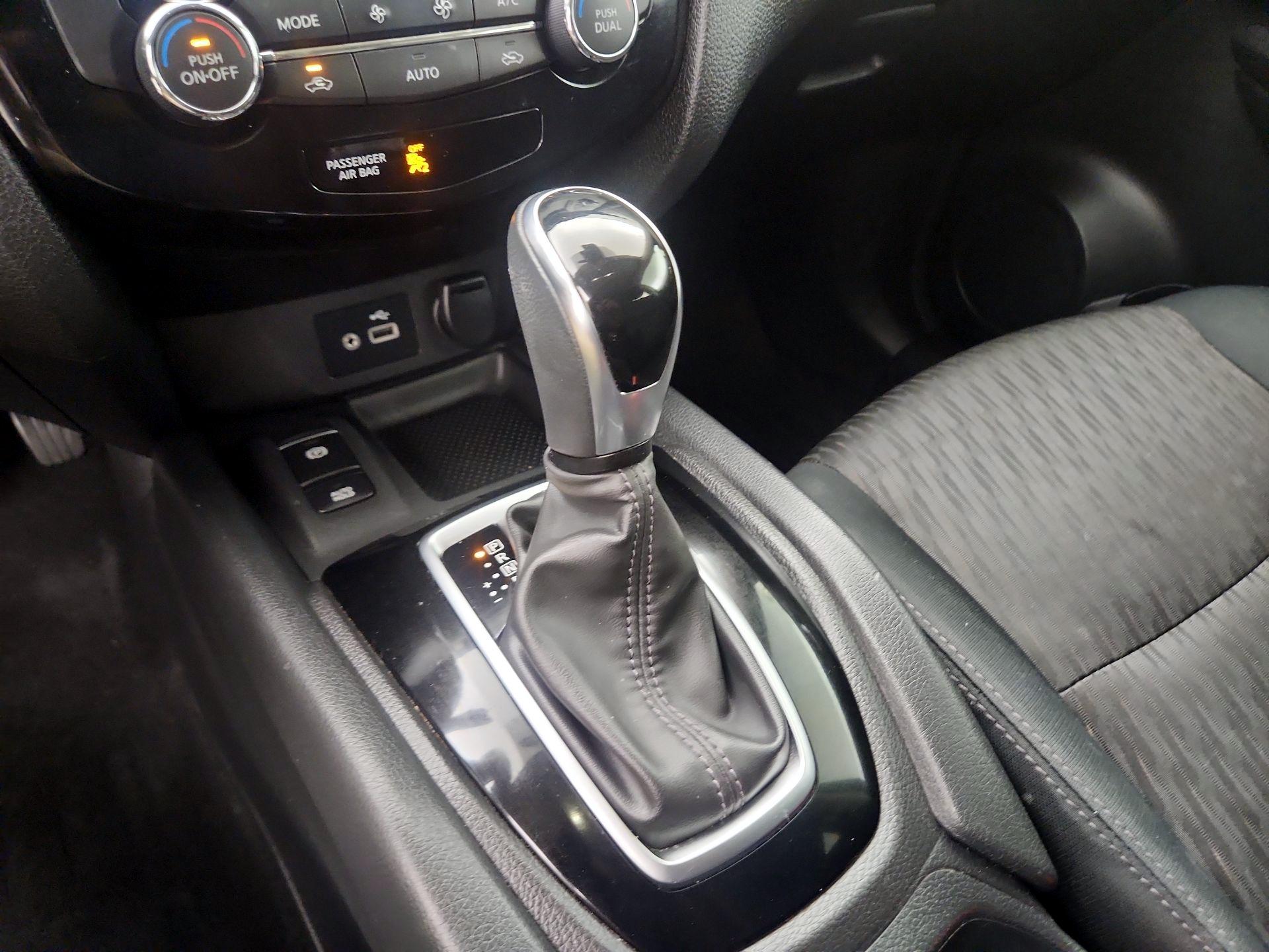 Thumbnail: 2019 Nissan Rogue - 17