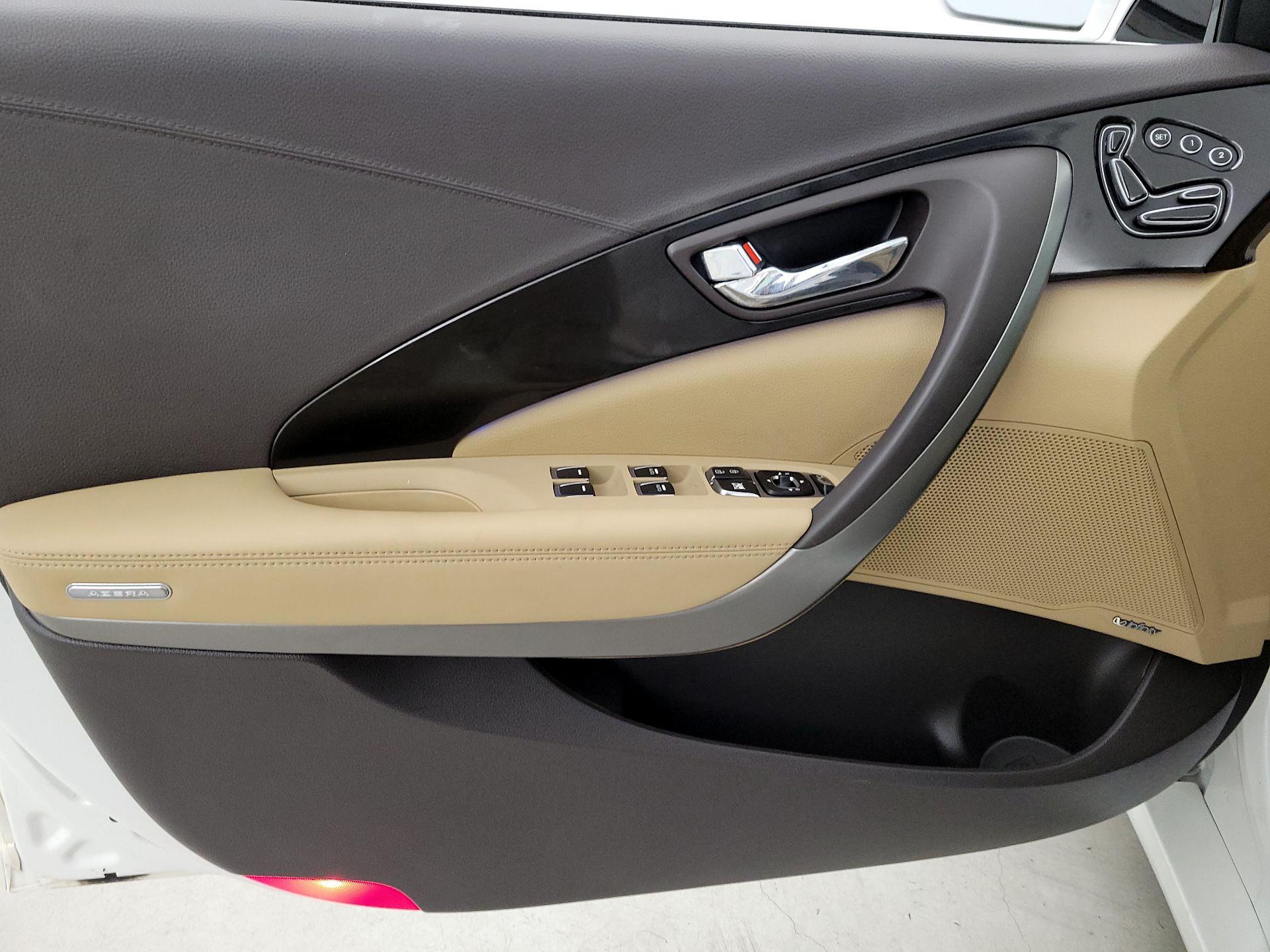 Thumbnail: 2016 Hyundai Azera - 12