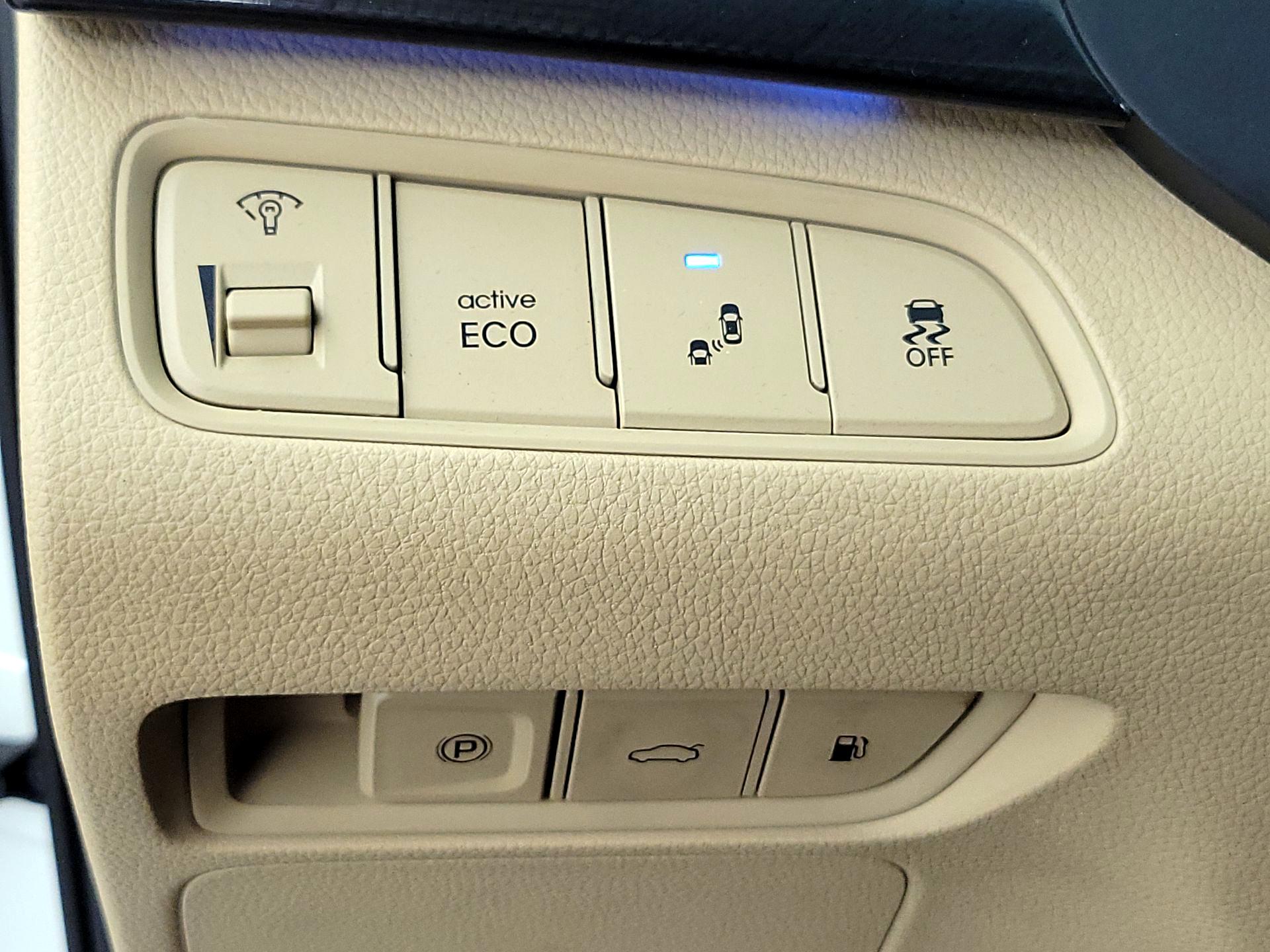 Thumbnail: 2016 Hyundai Azera - 13