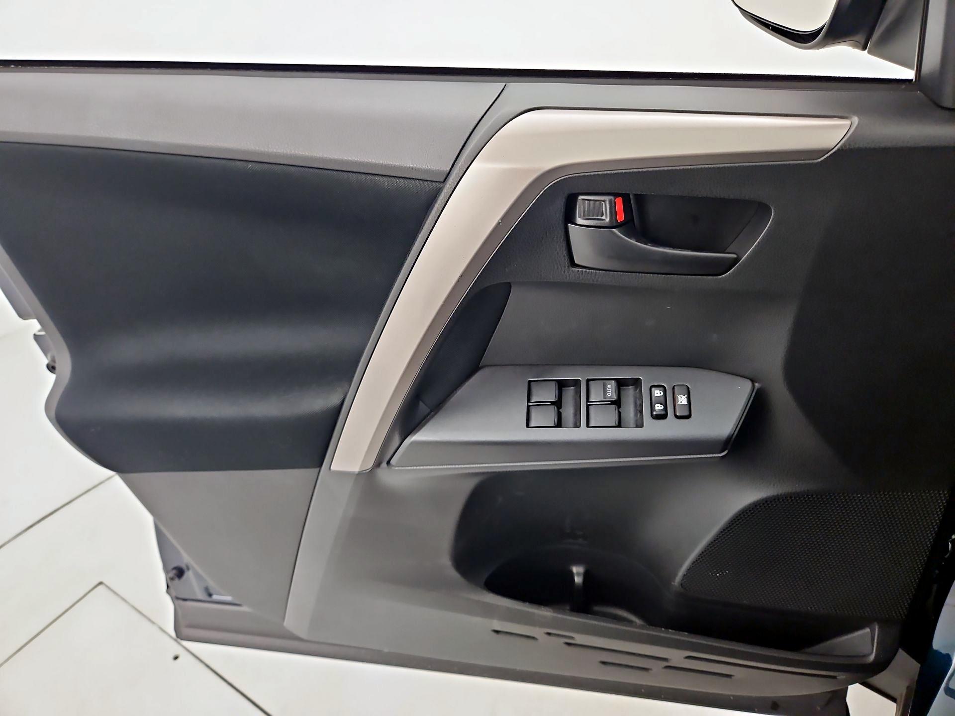 Thumbnail: 2018 Toyota RAV4 - 12