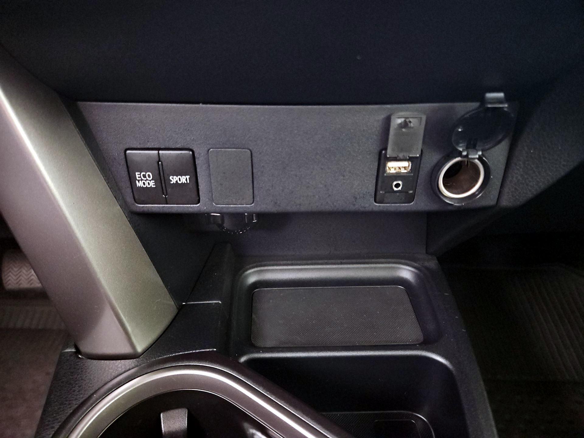 Thumbnail: 2018 Toyota RAV4 - 18
