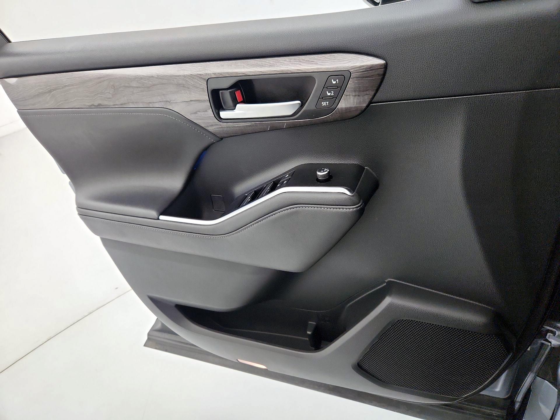 Thumbnail: 2020 Toyota Highlander - 12