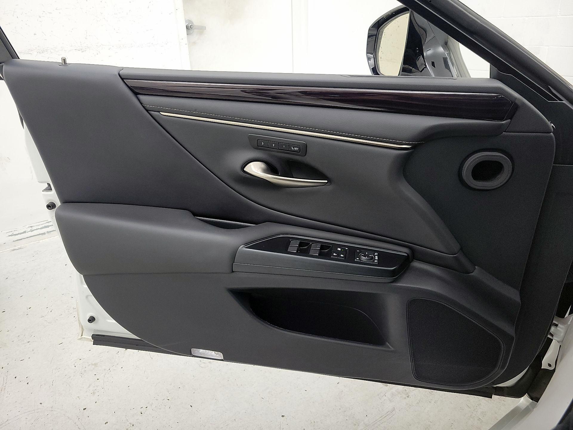 Thumbnail: 2020 Lexus ES - 12