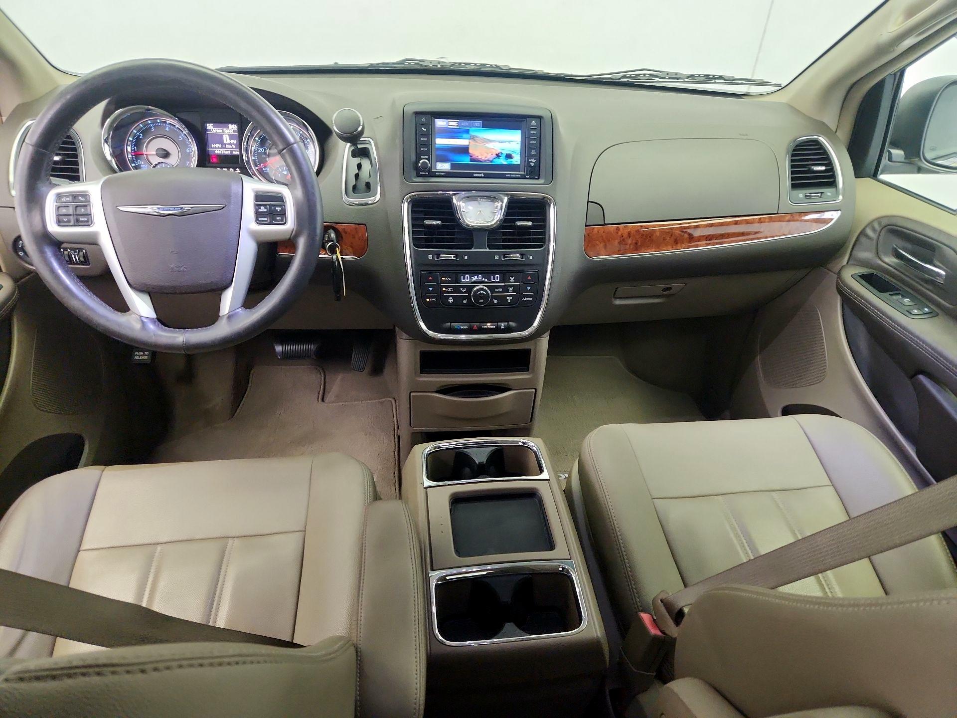 Thumbnail: 2015 Chrysler Town & Country - 9