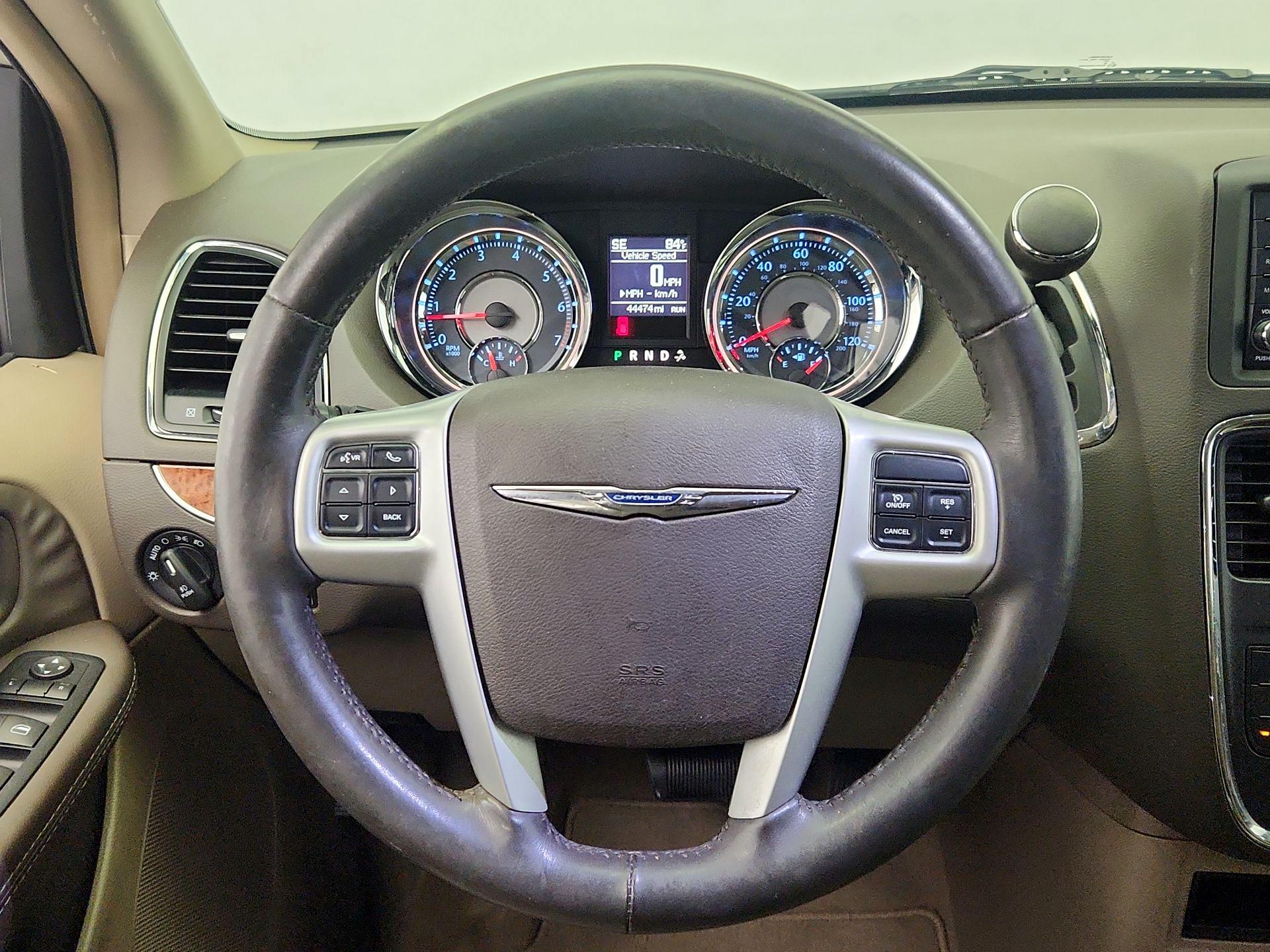 Thumbnail: 2015 Chrysler Town & Country - 10