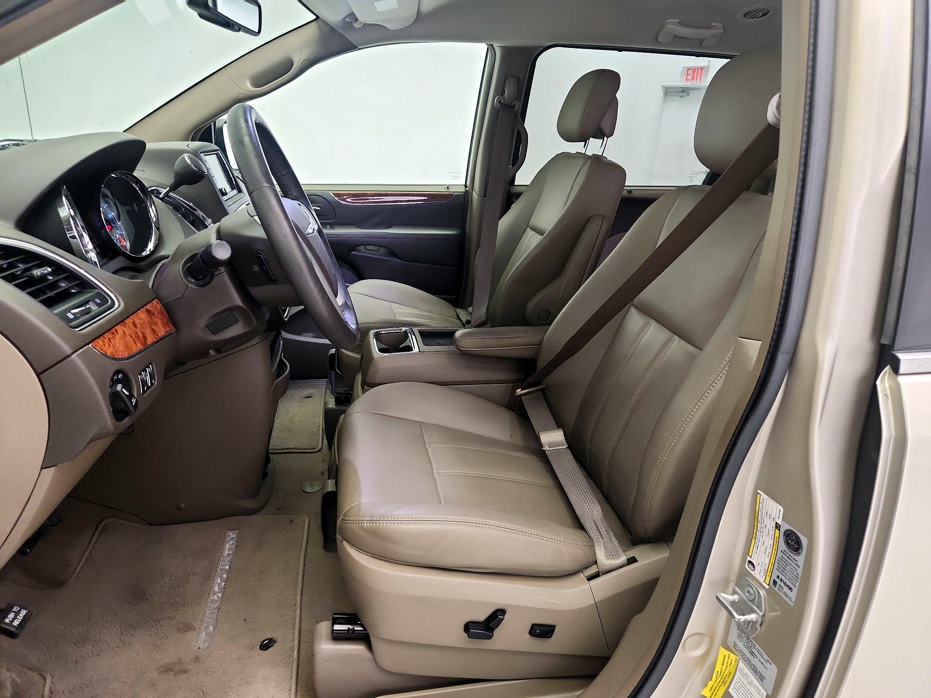 Thumbnail: 2015 Chrysler Town & Country - 11