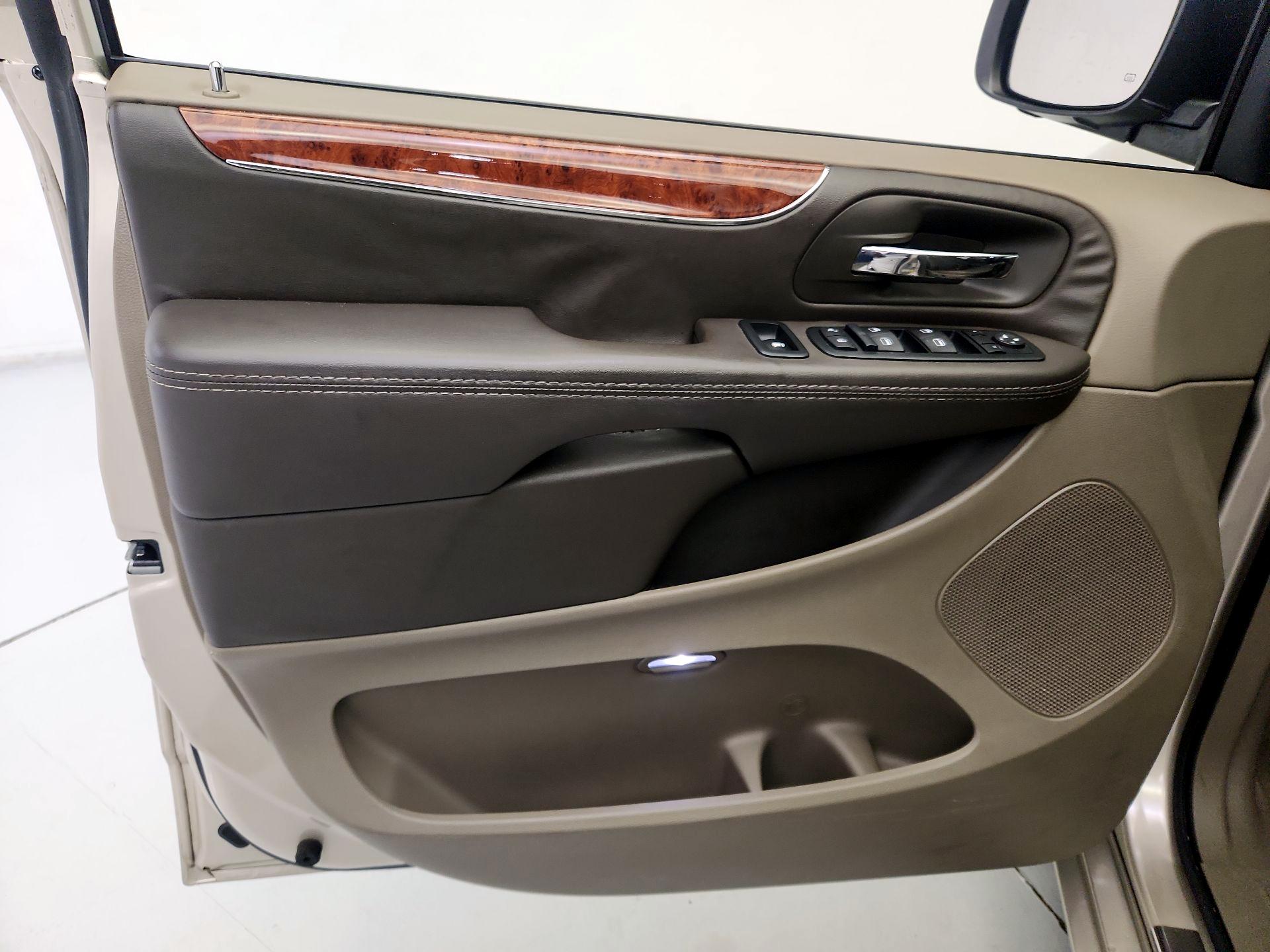 Thumbnail: 2015 Chrysler Town & Country - 12