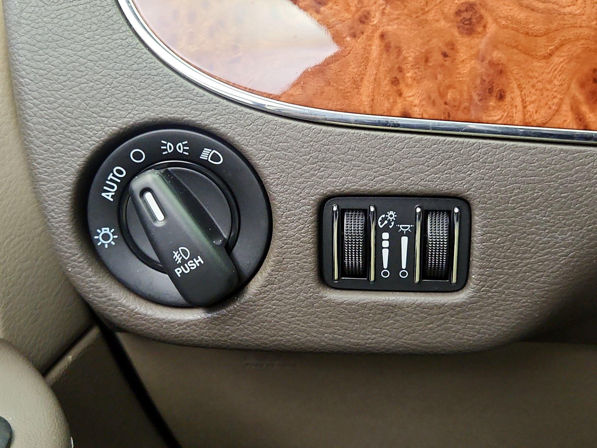 Thumbnail: 2015 Chrysler Town & Country - 13