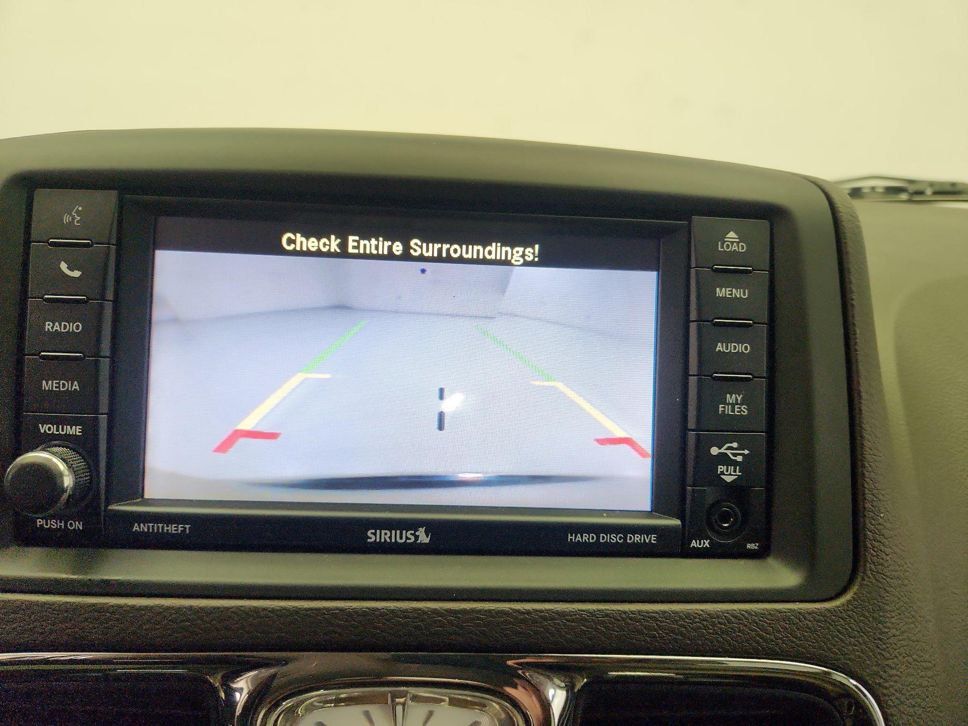 Thumbnail: 2015 Chrysler Town & Country - 14
