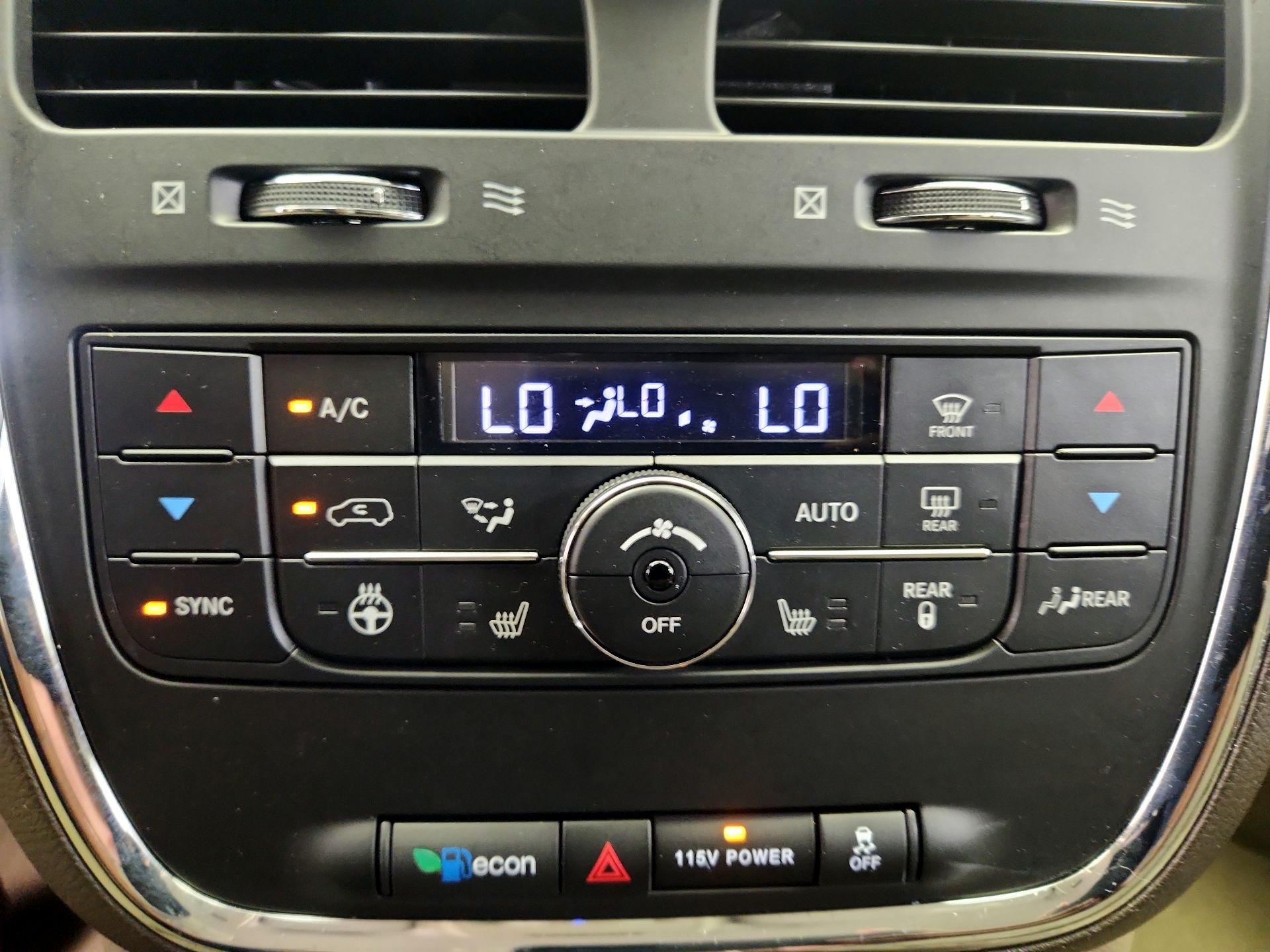 Thumbnail: 2015 Chrysler Town & Country - 16